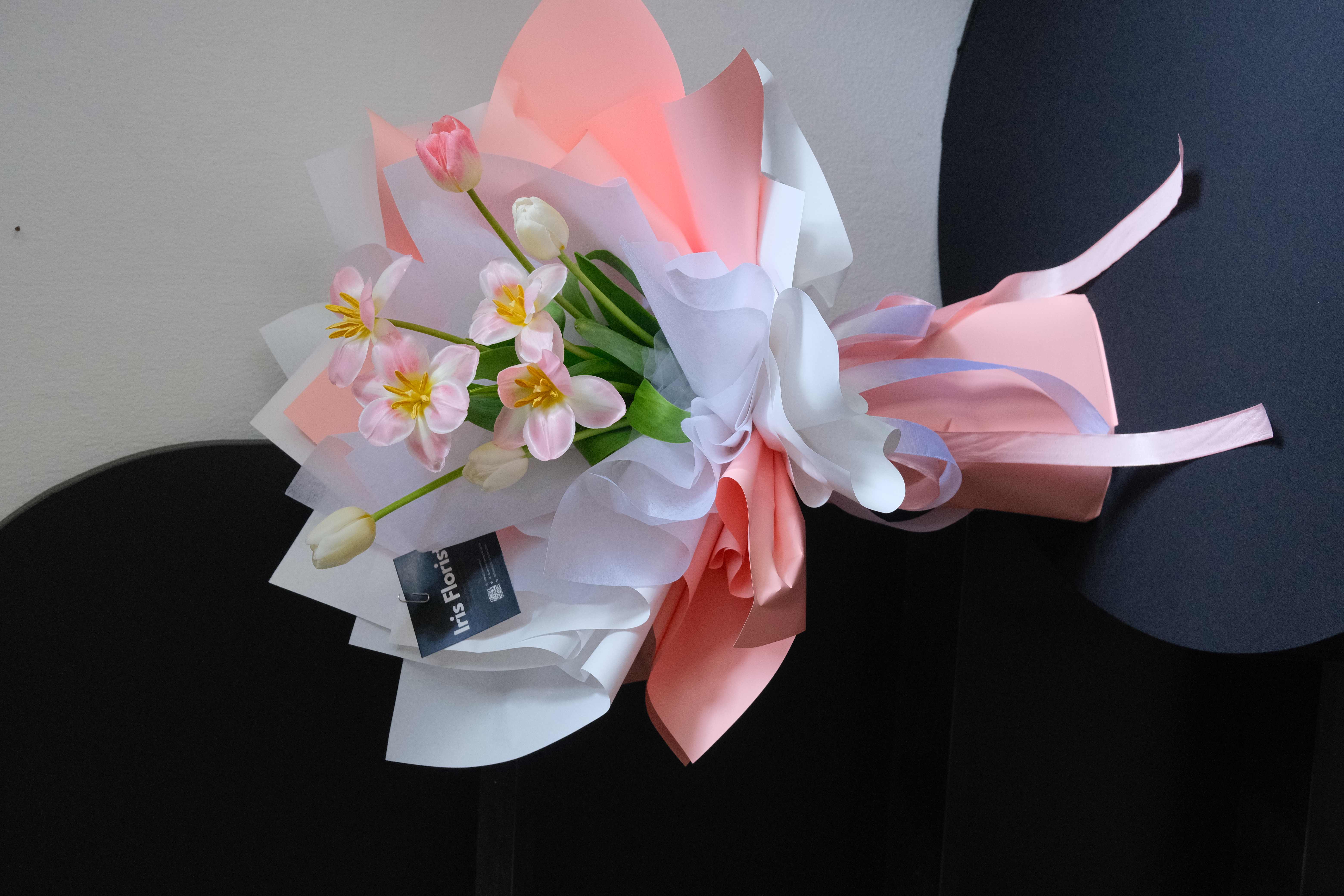 Bó Tulip Mix màu gói hiện đại