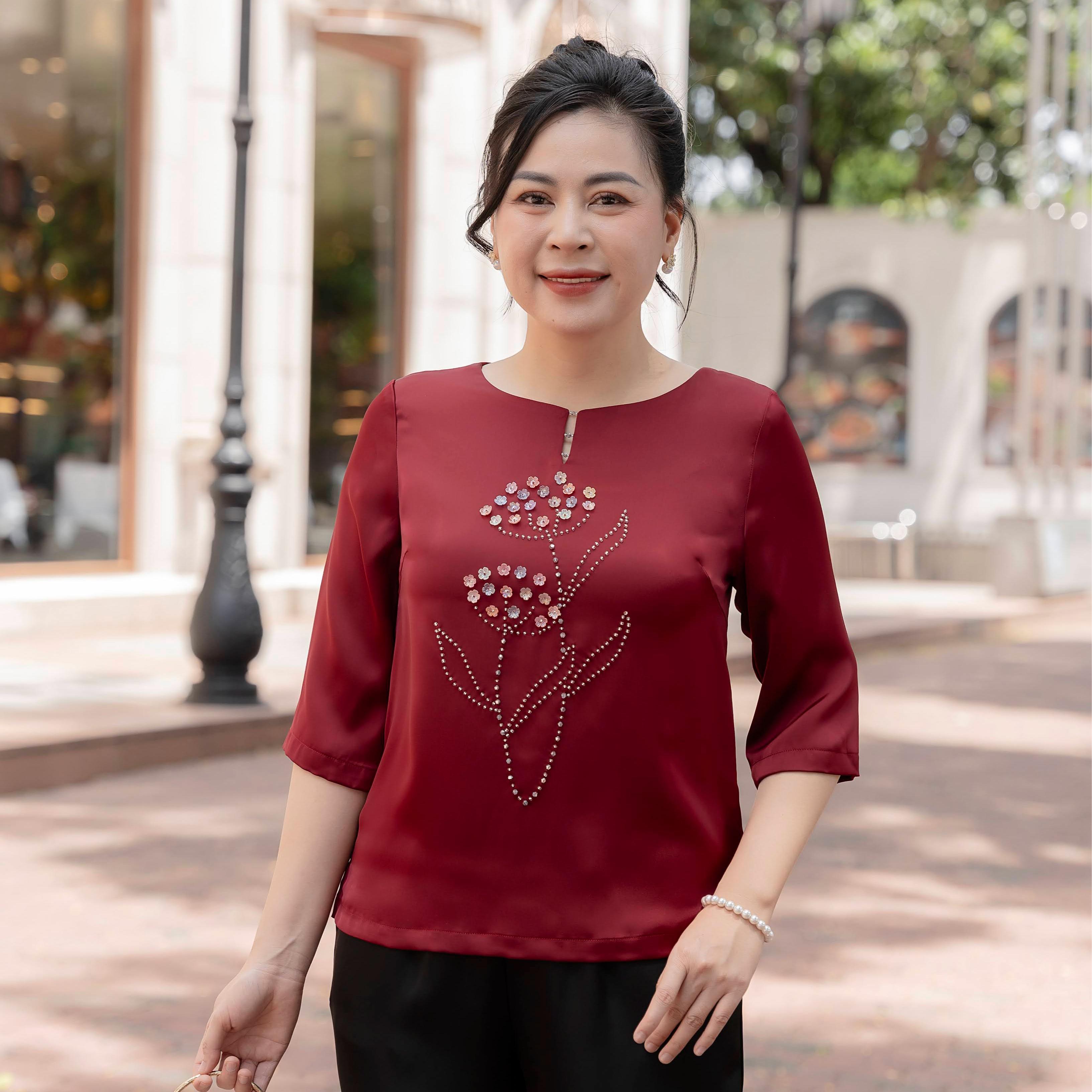 GUMOM - Áo Kiểu Trung Niên U50 U60 Cao Cấp Cổ Tròn Tay Lỡ Thêu Hoa Đính kết hoa và pha lê thủ công Sang Trọng Cho Nữ - Women Nhung Kem Xanh Nho Tua Rua Top Voi