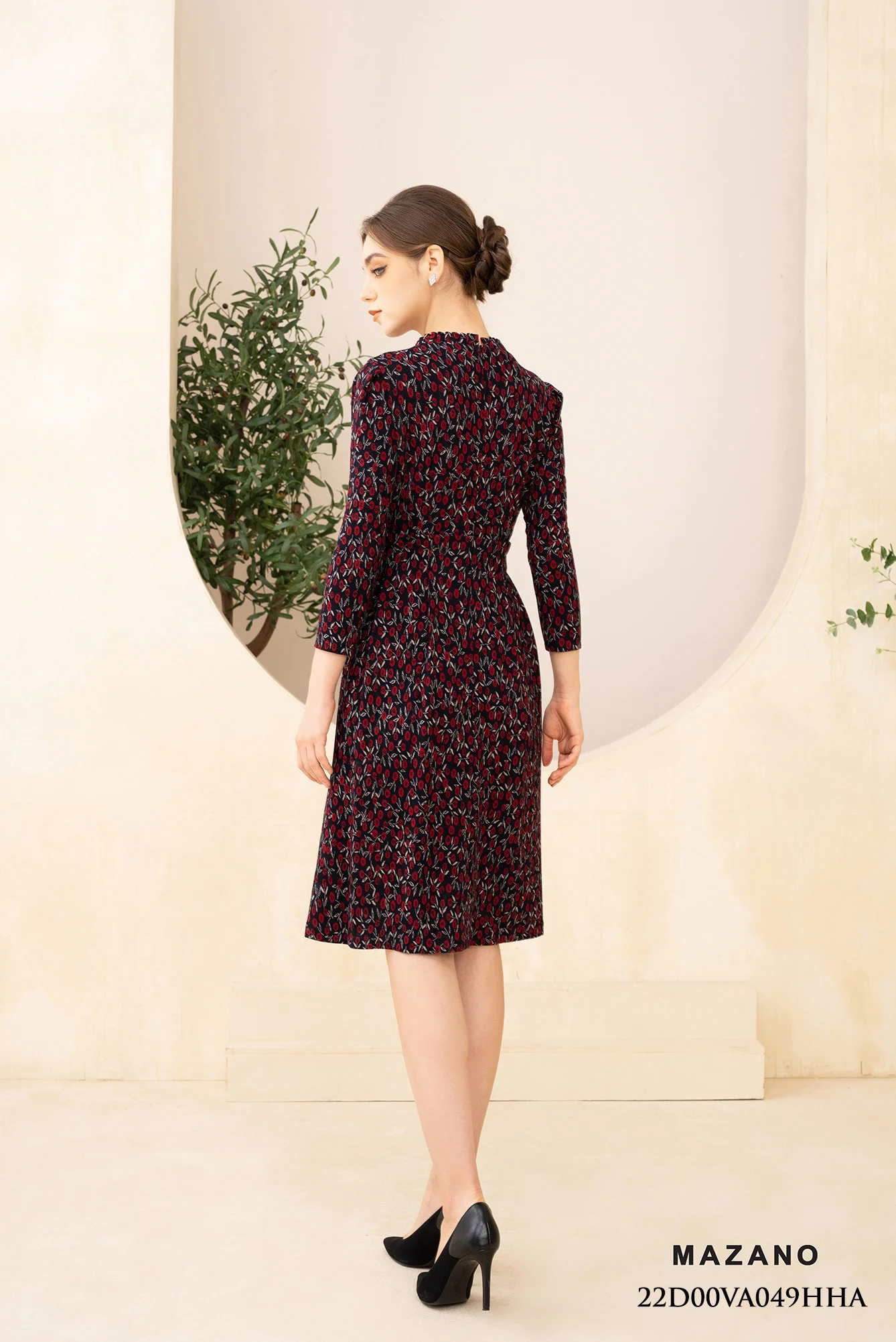 Đầm len họa tiết chân xếp ly phối bèo cổ