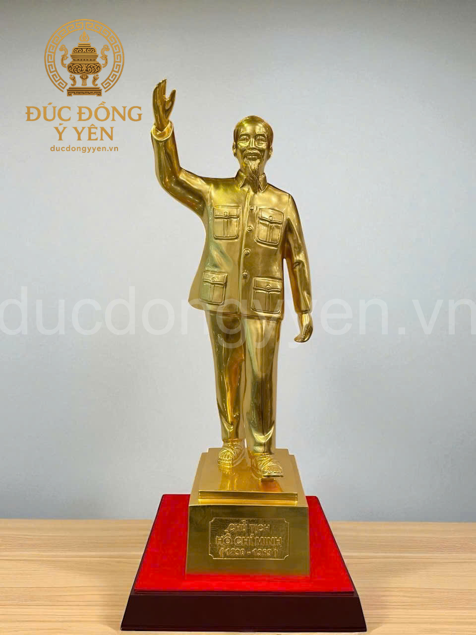 Tượng Bác Hồ vẫy tay chào thiếp vàng 9999 bằng đồng đỏ 