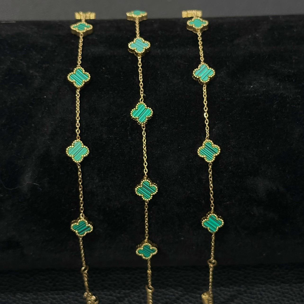 Vòng tay van cleef đá xanh trơn màu vàng 