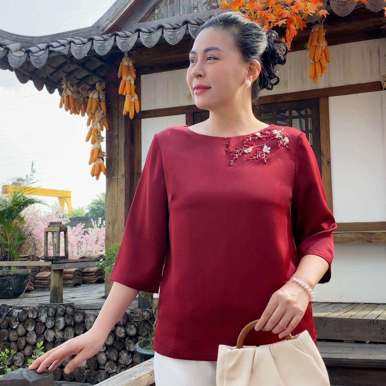 GUMOM - Áo Kiểu Trung Niên U50 U60 Cao Cấp Cổ Tròn Tay Lỡ Thêu Hoa Đính kết hoa và pha lê thủ công Sang Trọng Cho Nữ - Women Nhung Kem Xanh Nho Tua Rua Top Voi