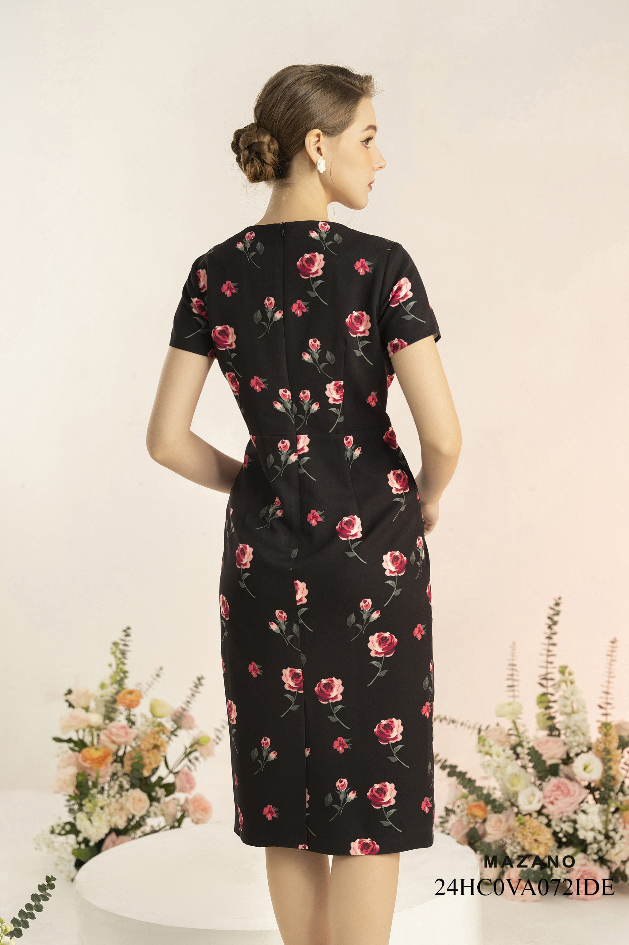 Đầm ôm đen họa tiết hoa hồng