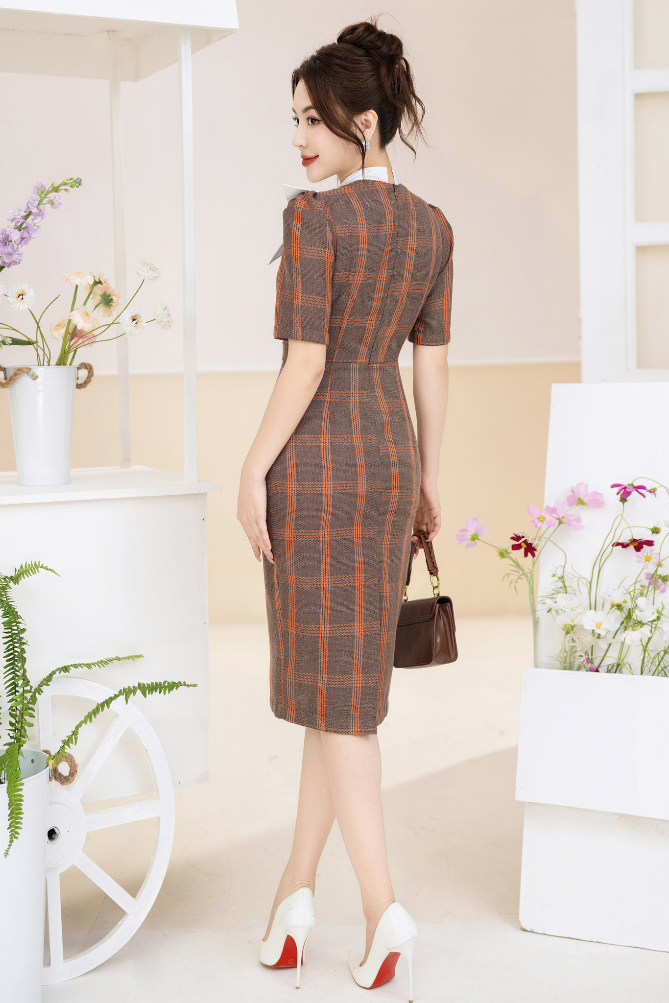 Đầm ôm kẻ nâu cam phối cổ nơ trắng_thumbnail_0