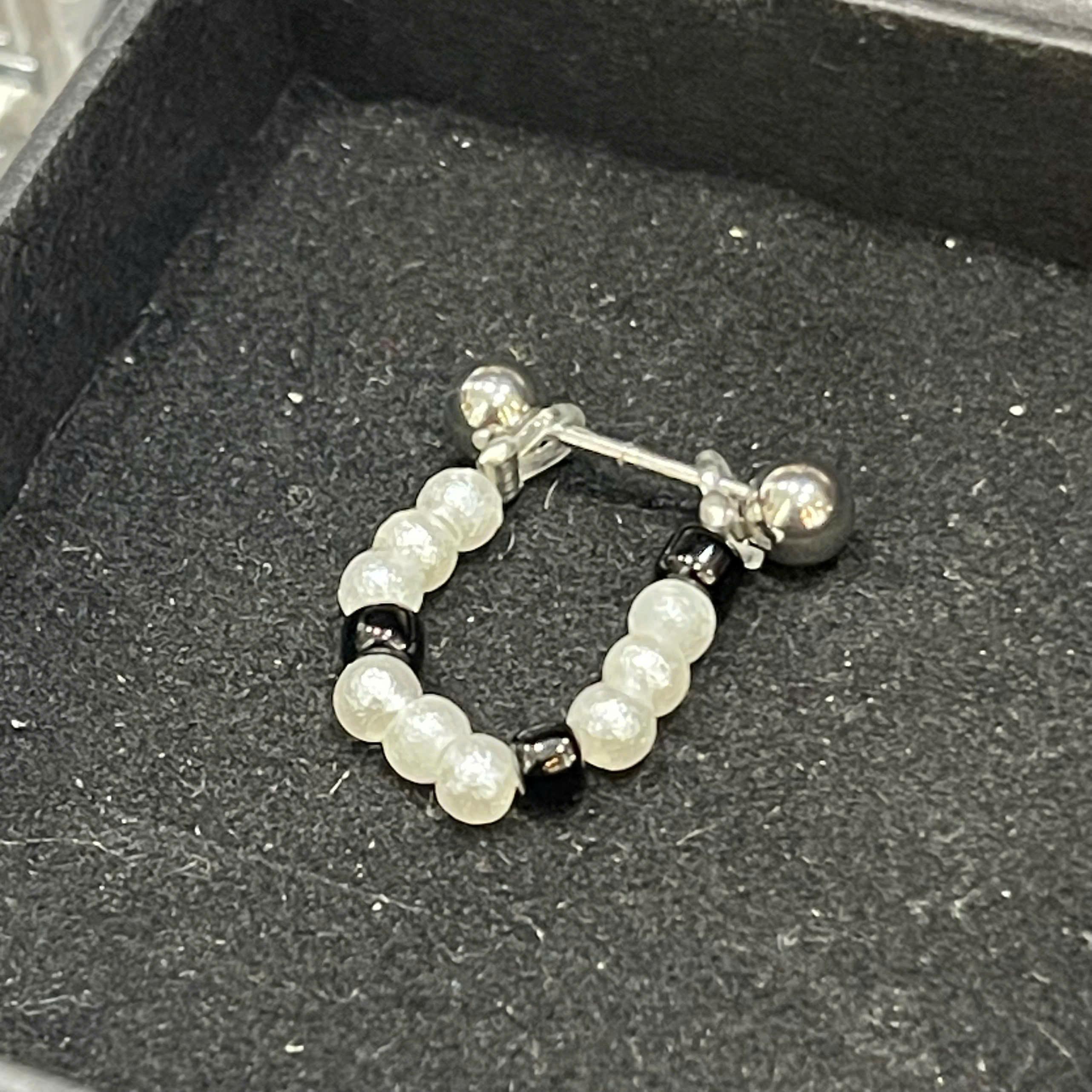 khuyên kiểu hạt cườm nhựa đen trắng ngọc trai.