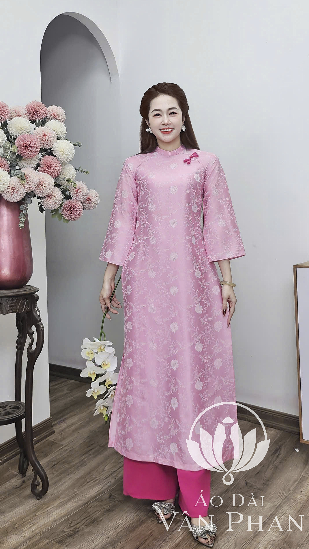 CT361 áo dài cách Tân cổ 2p tay loe gấm hồng nhạt_thumbnail_1