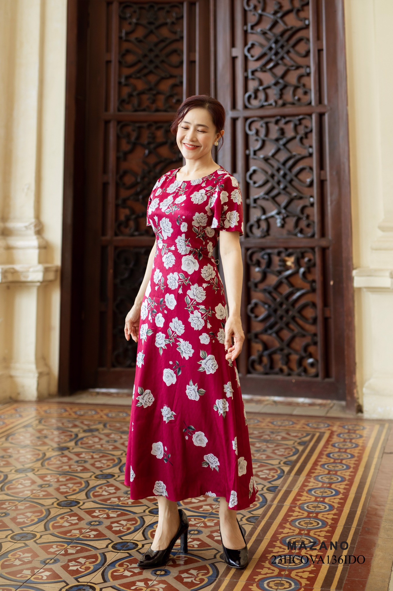 Đầm lụa đỏ vân gỗ in hoa hồng trắng