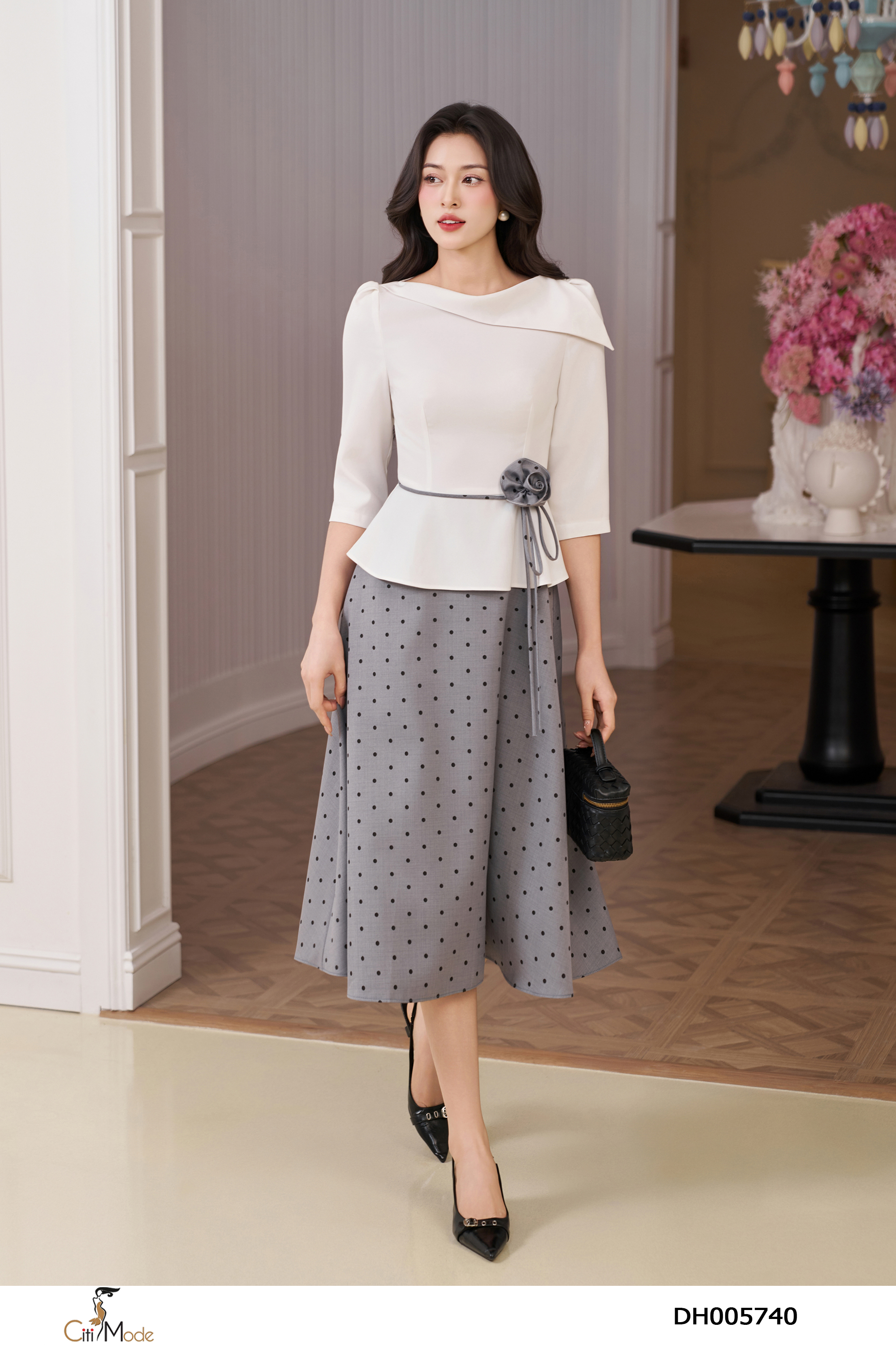 Đầm liền xòe chấm bi ghi phối trắng cổ vạt lệch tay lỡ hoa eo