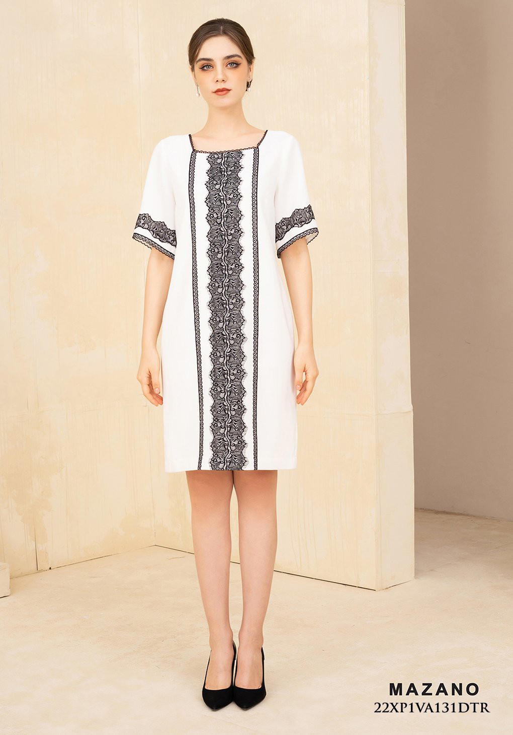 Đầm suông trắng phối ren trang trí