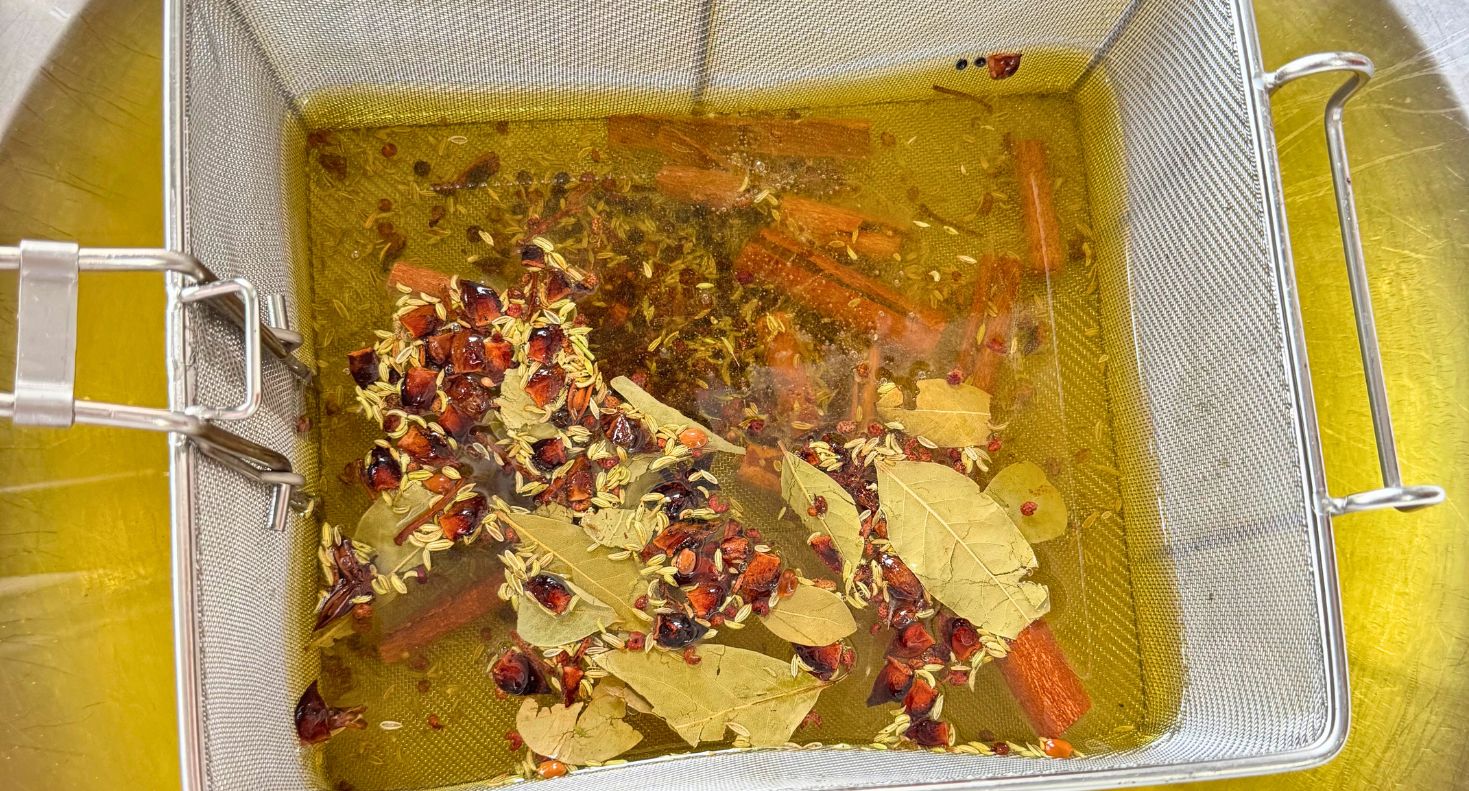 Chiết xuất tinh dầu thơm – Bí quyết tạo nên “linh hồn” của sa tế Fovi