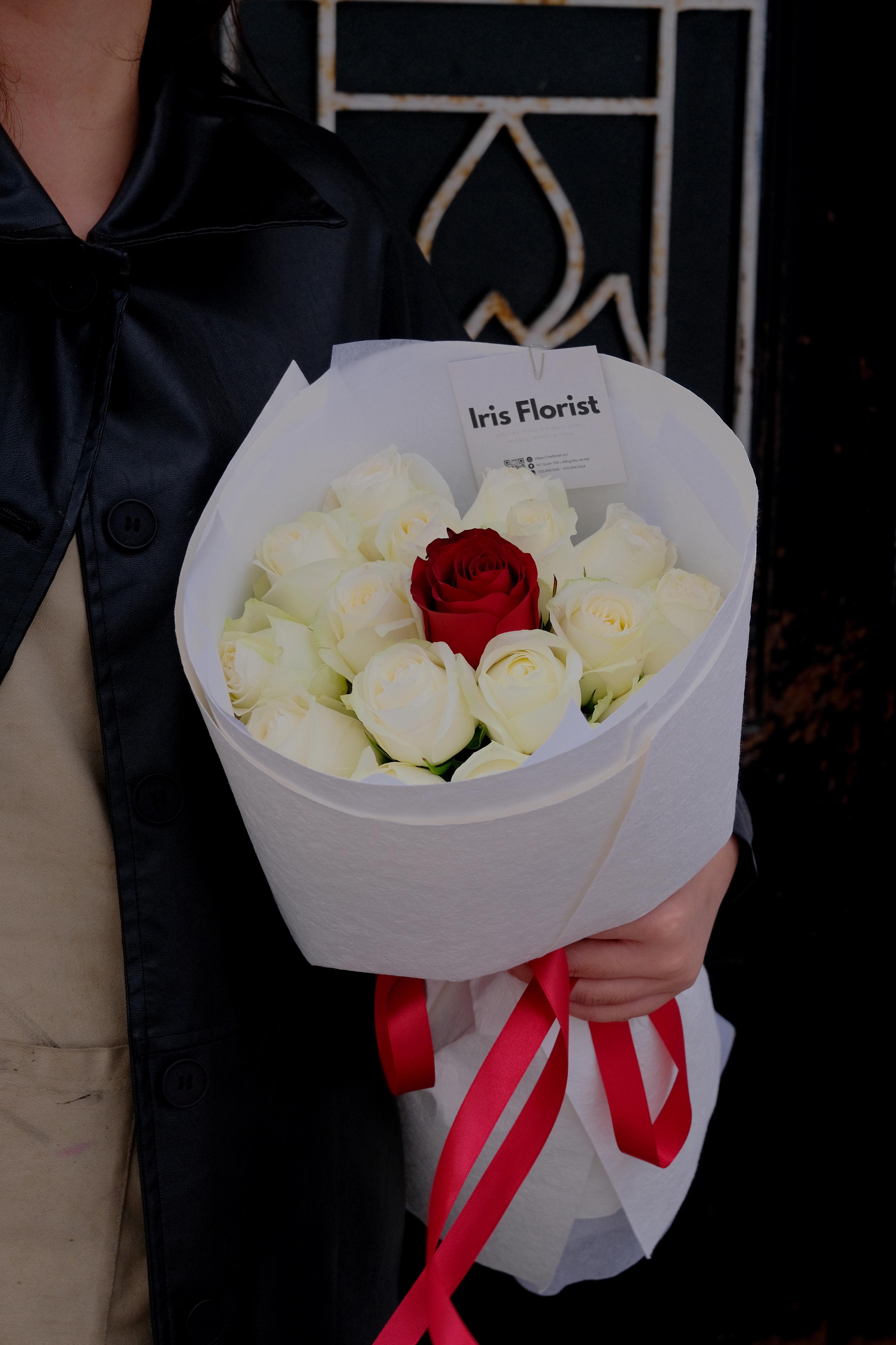 Hoàng tử Bé - Bó hồng trắng mix 1 bông hồng đỏ duy nhất - Bó tròn trắng