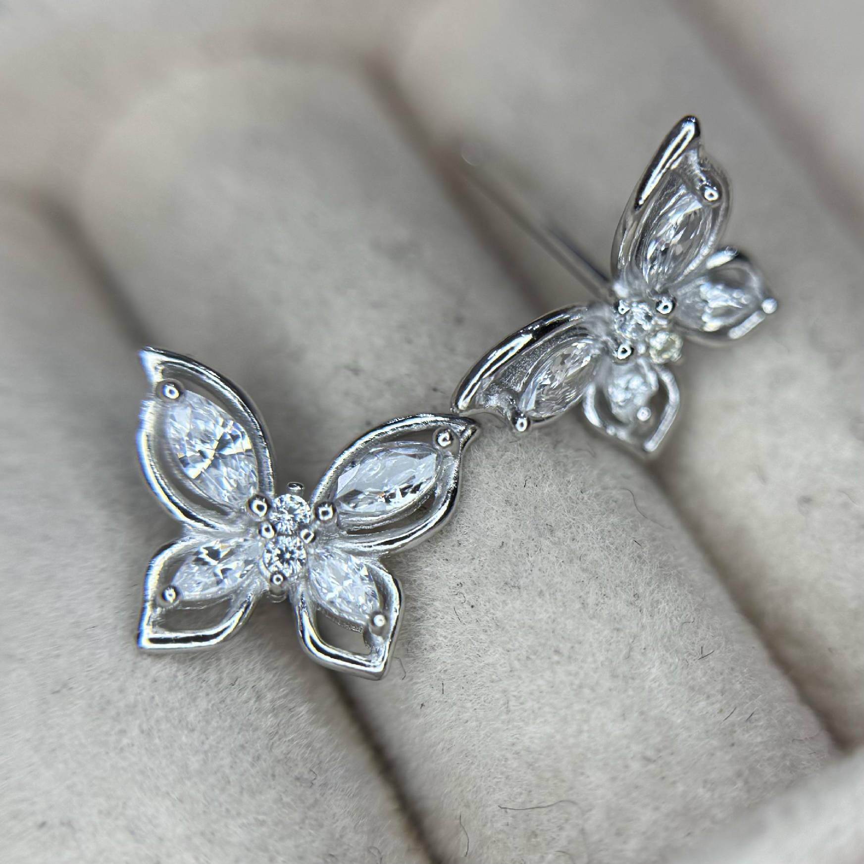 khuyên kiểu bạc con bướm kim cương trắng to bốn cánh viền xung quanh đẹp s1