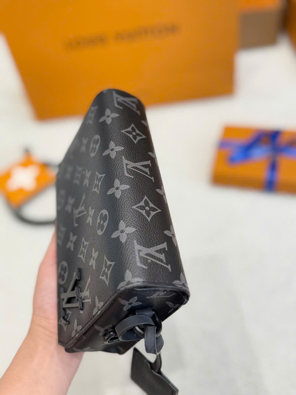 Túi đeo chéo LV Fastline Wearable Wallet hoa đen_thumbnail_5