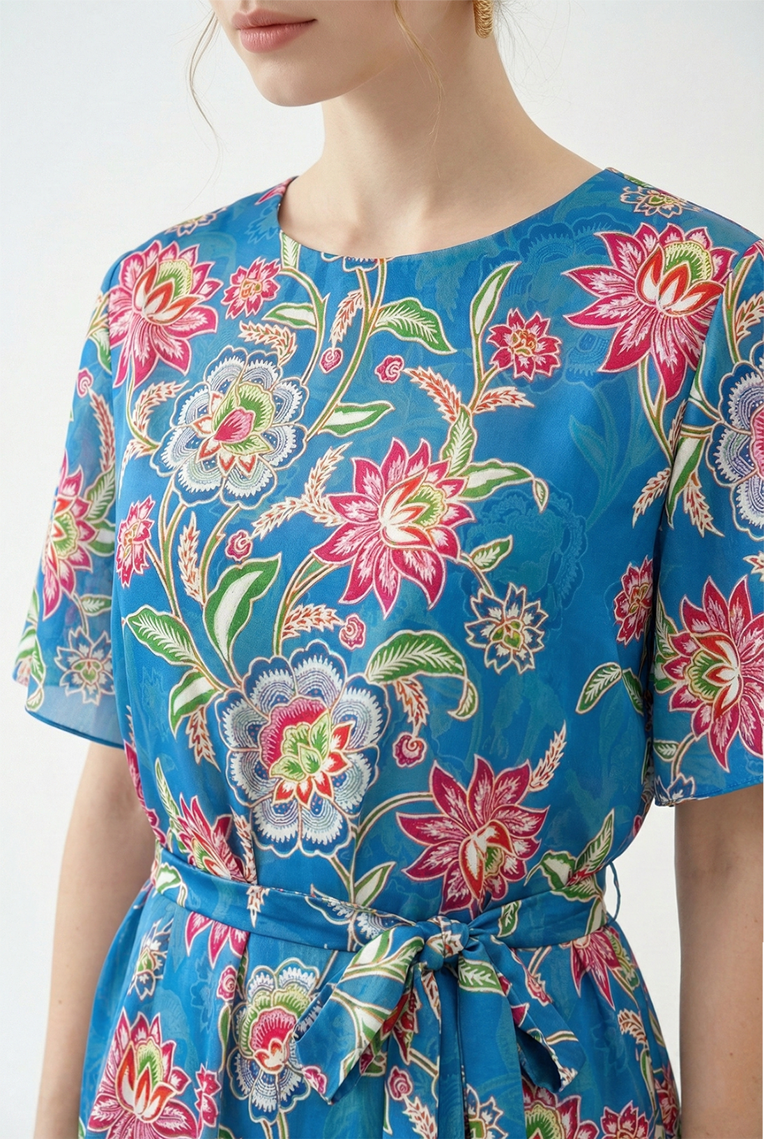 Áo top thắt đai vải lụa xanh in họa tiết cách điệu cố tròn tay ngắn thiết kế MAZANO_thumbnail_4