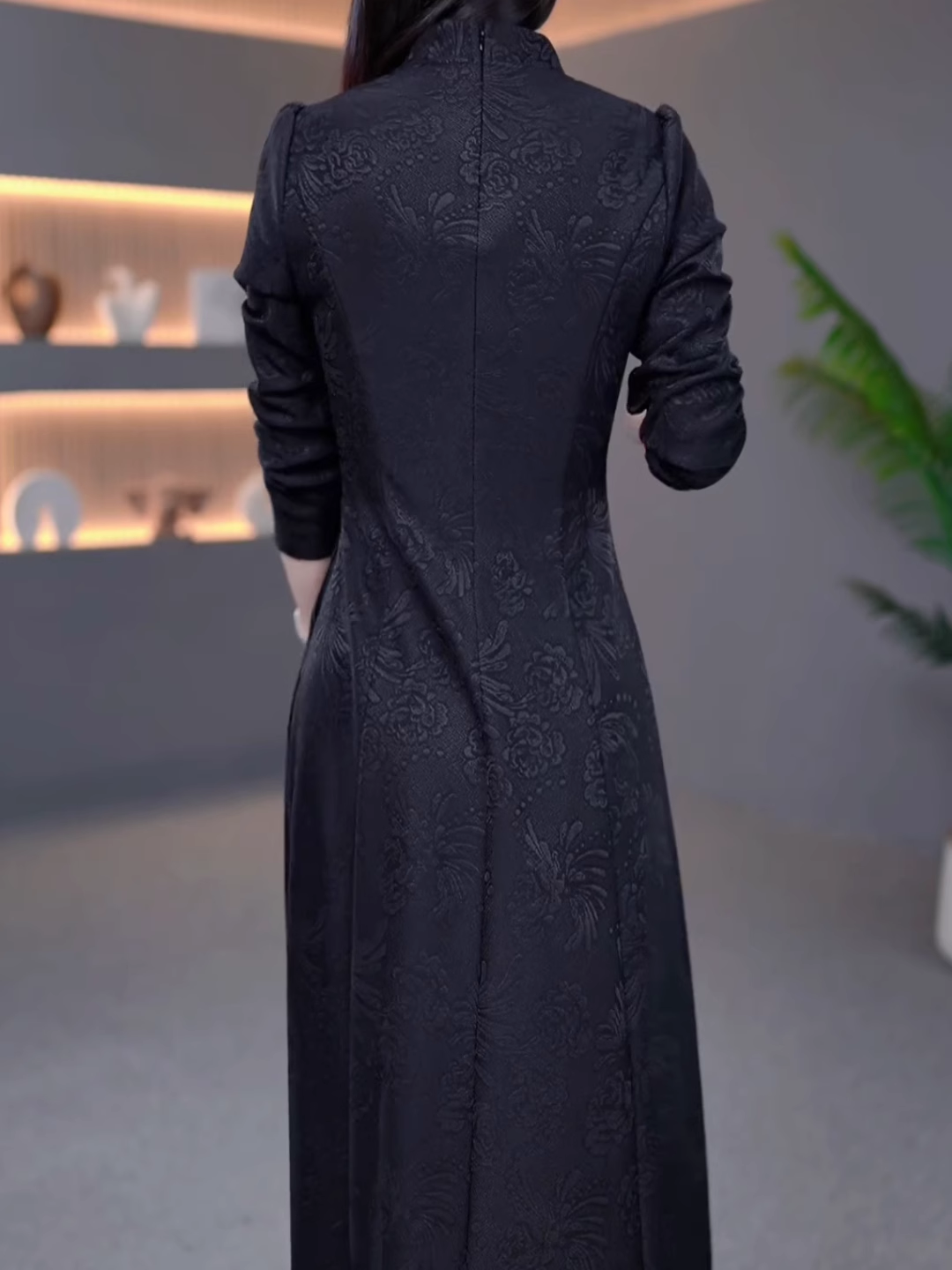 15857-Đầm suông A đen tay dài cổ V kết nút ( lụa vân  gấm)_thumbnail_1