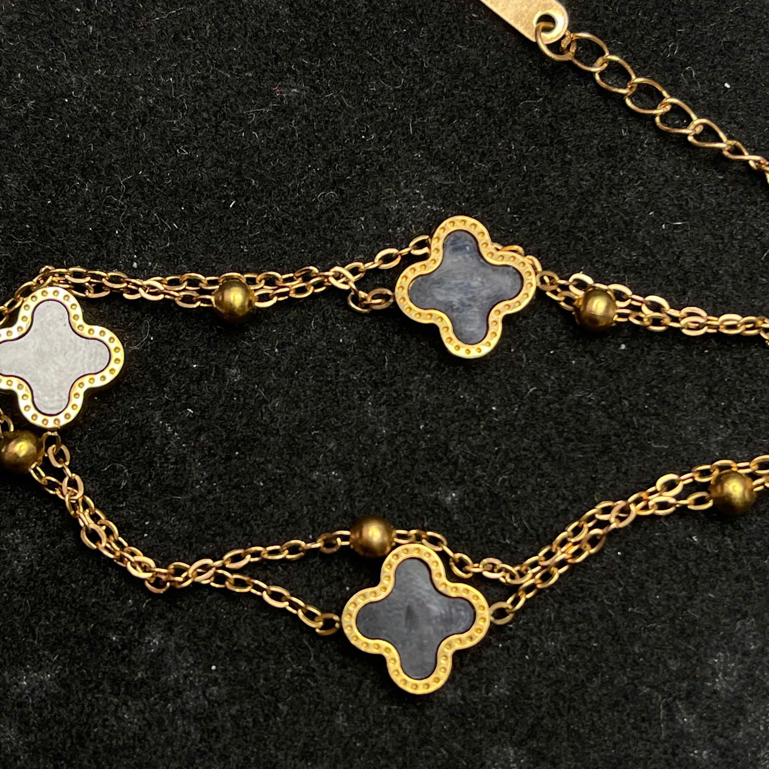 vòng tay titan màu vàng charm năm hoa đen.