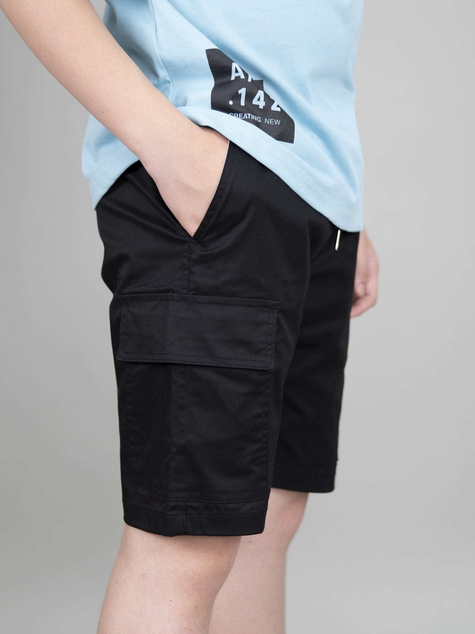 Quần short kaki túi hộp màu đen_thumbnail_3