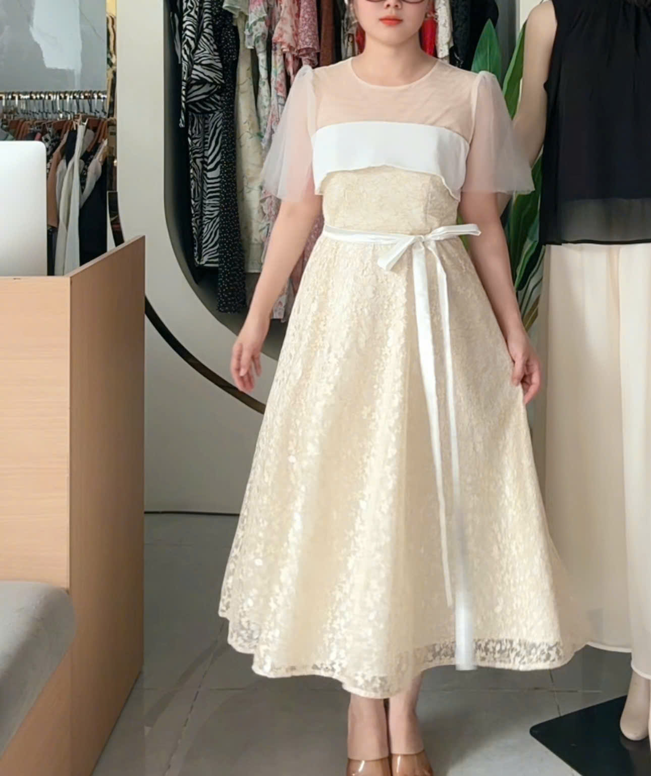 Đầm phối ren xòe tay lưới cổ đá