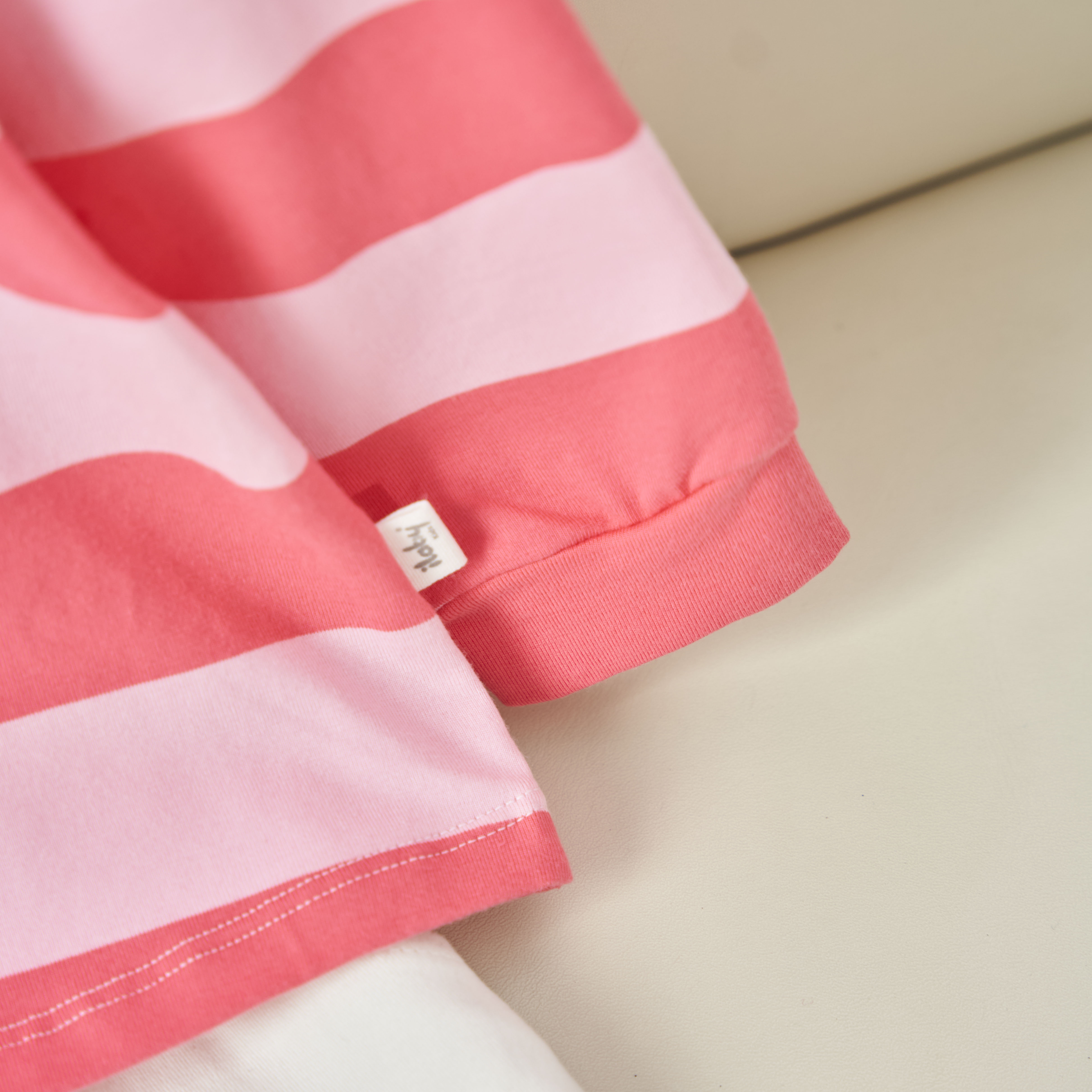 Áo kẻ cổ phối màu thêu họa tiết