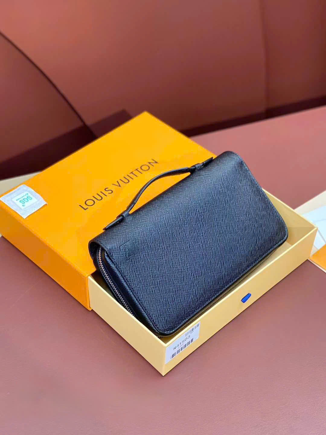 Ví nam cầm tay LV dáng dài có quai xách_thumbnail_4