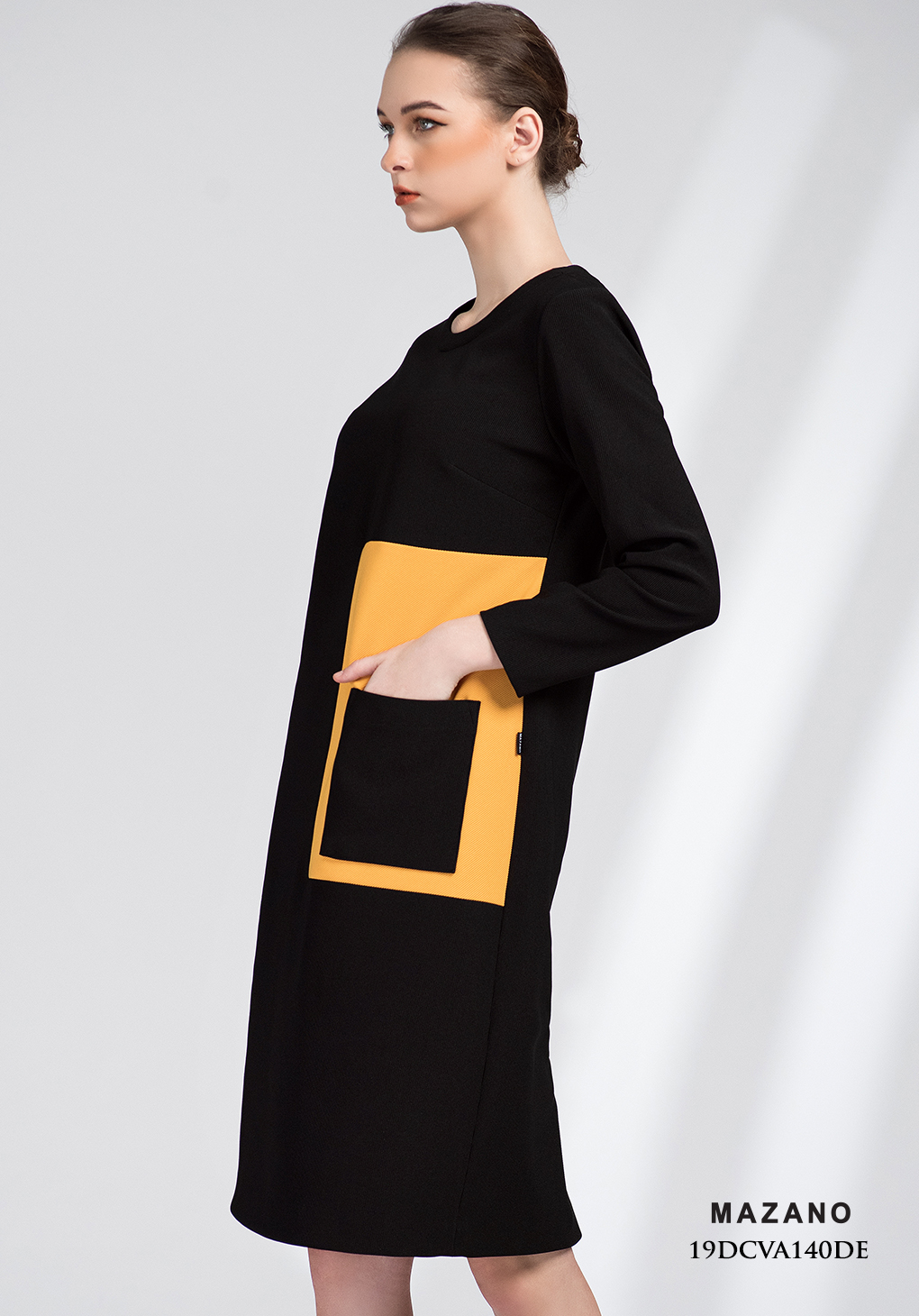 Đầm đen phối cách điệu vàng