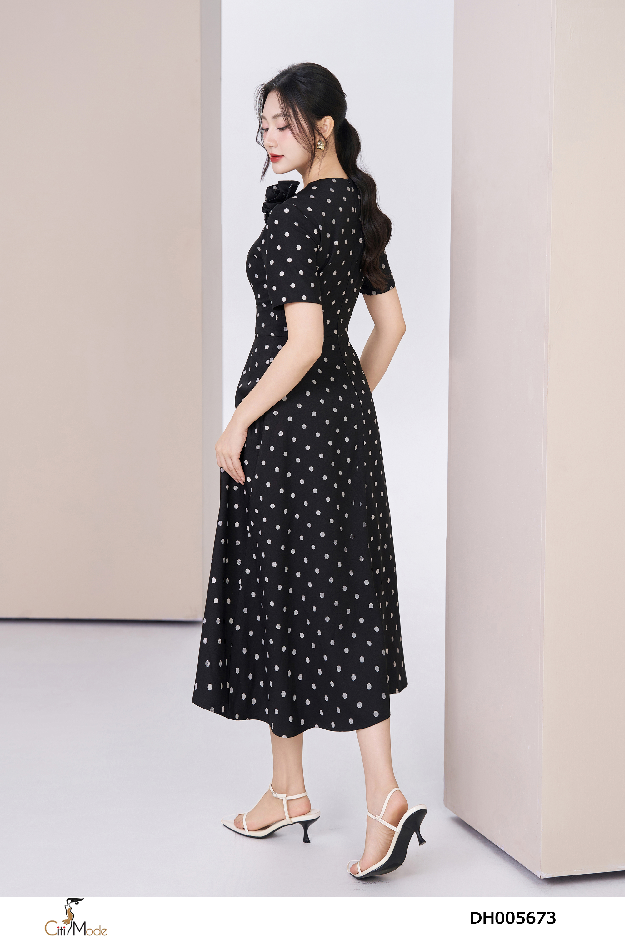 Đầm xòe chấm bi đen coe tròn đính hoa