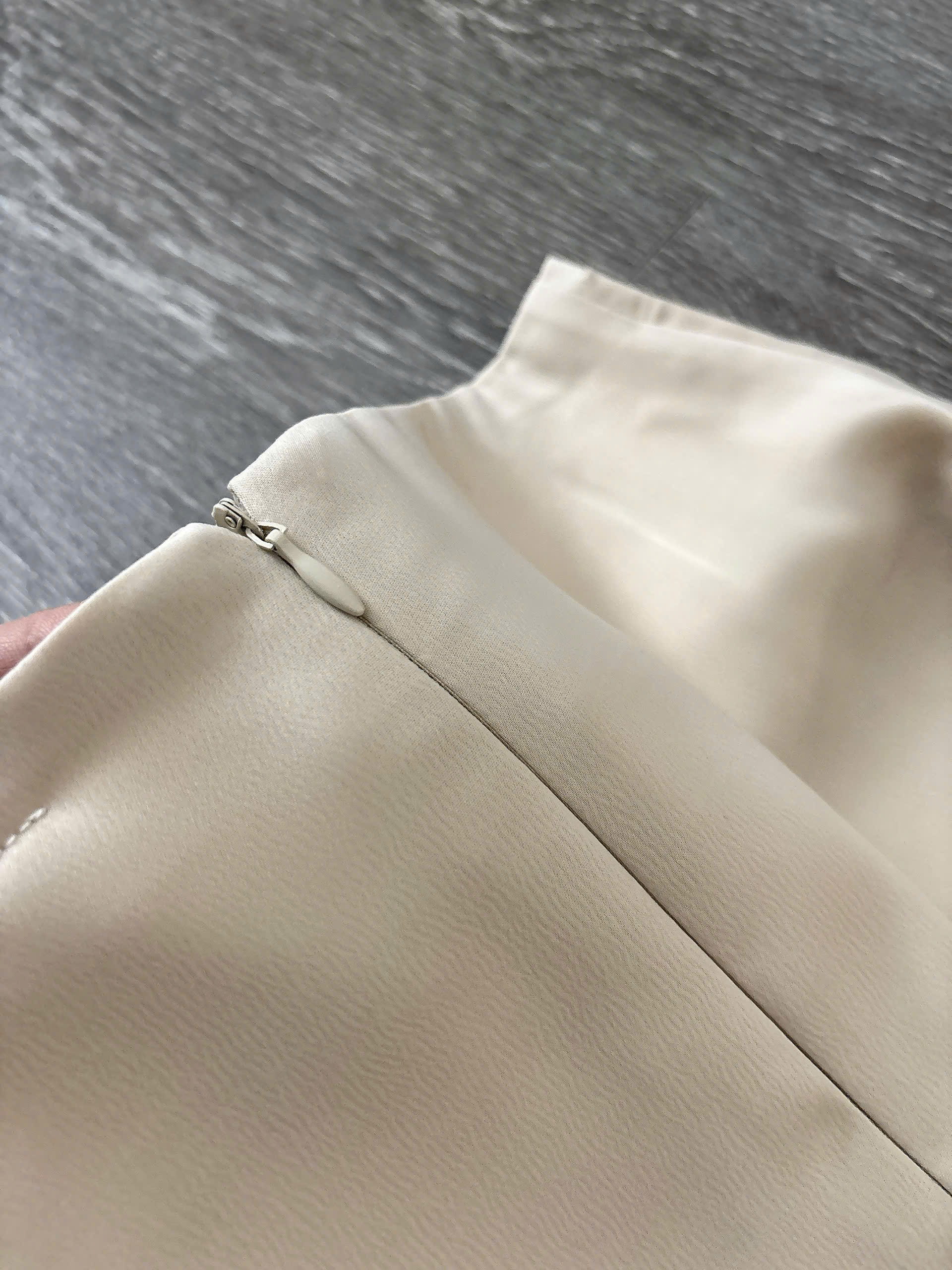 C94 CHÂN VÁY LỤA KEM_thumbnail_13