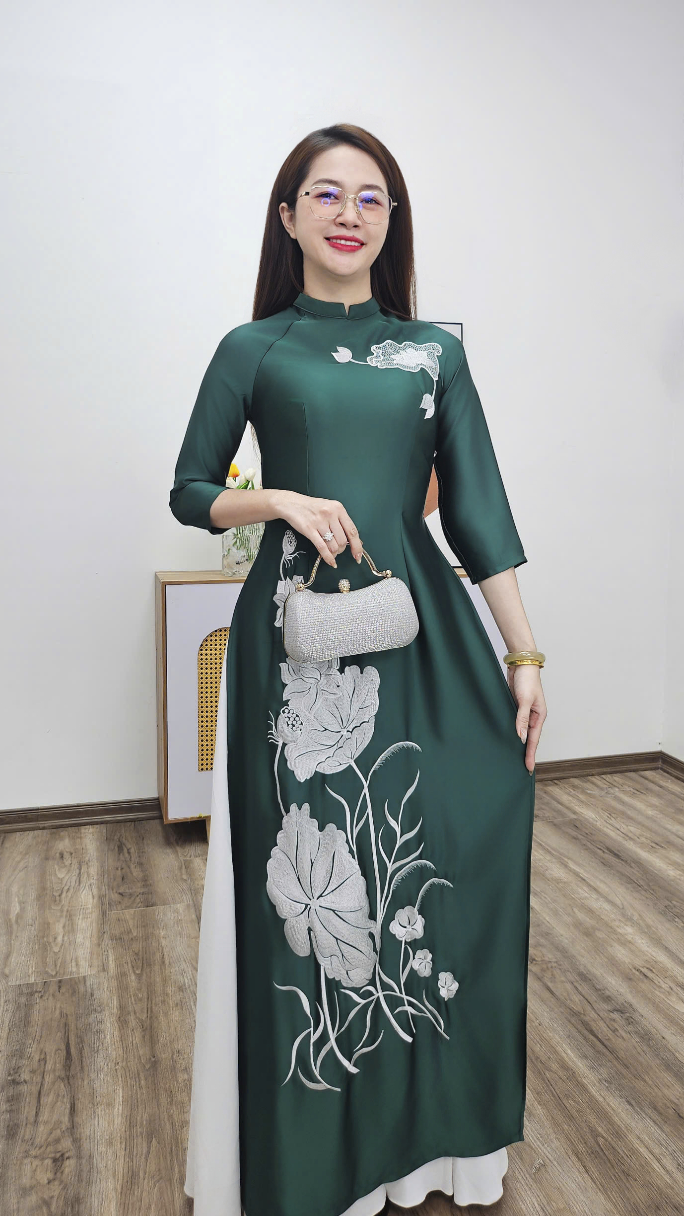 T453 áo dài cổ 2p tay lỡ lụa tô châu xanh két thêu hoa sen trắng