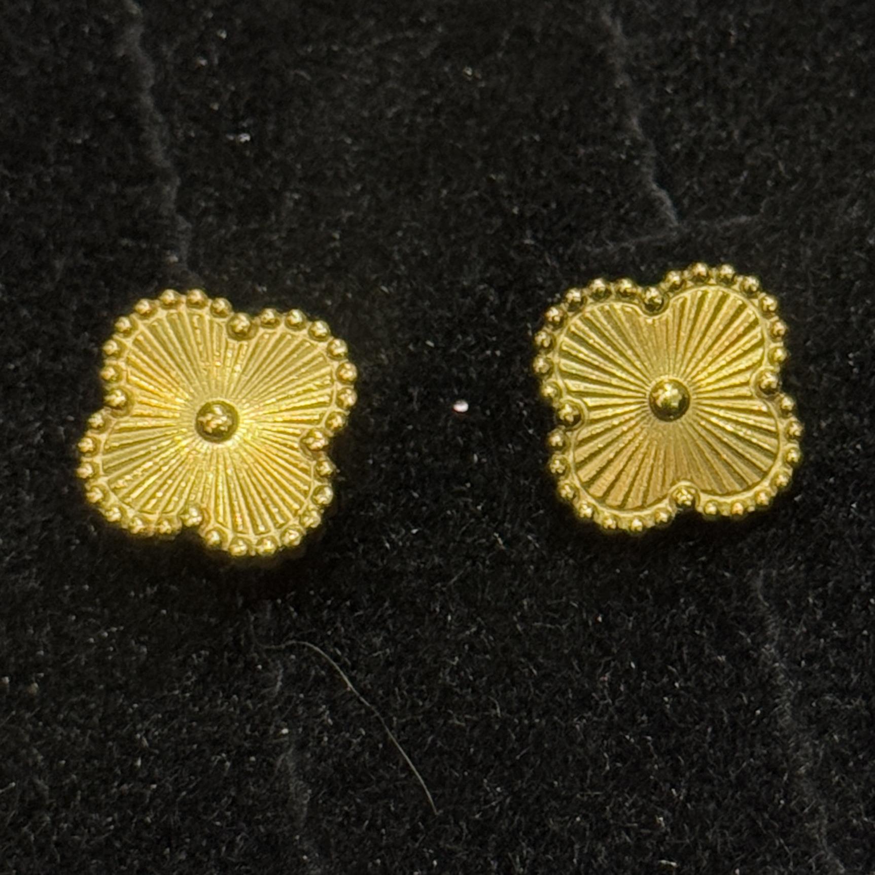 khuyên kiểu cặp titan vancleef hoa vàng sọc _thumbnail_2