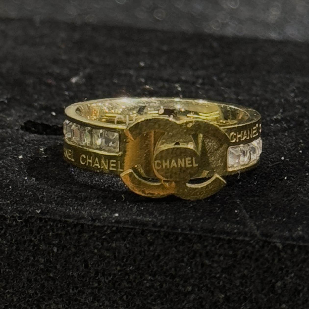 nhẫn kiểu titan vàng Chanel khắc chữ size 7