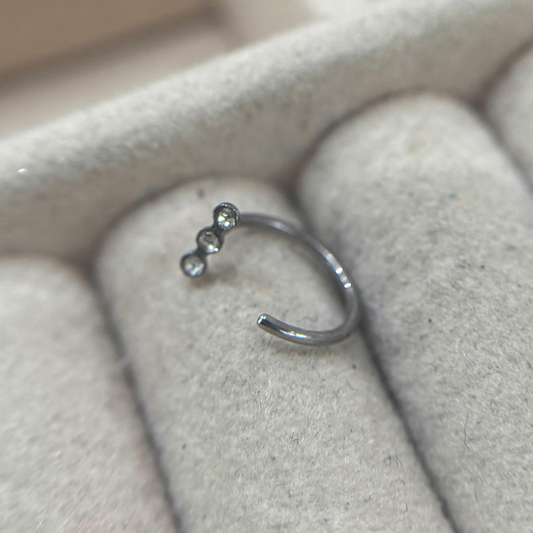 Vòng bẻ 3 kim cương trắng dán dành cho mũi.