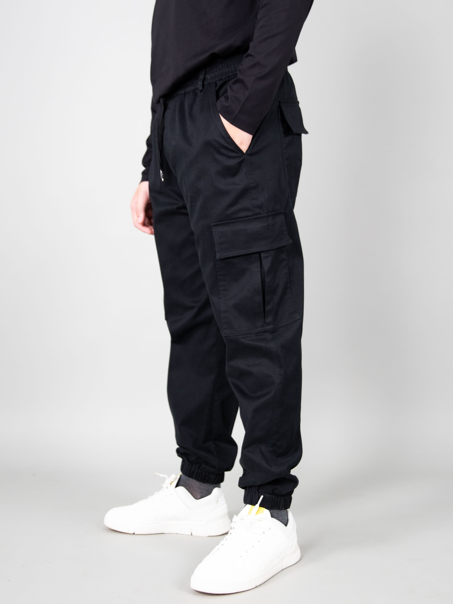 Quần kaki túi hộp màu đen cạp chun, bo gấu