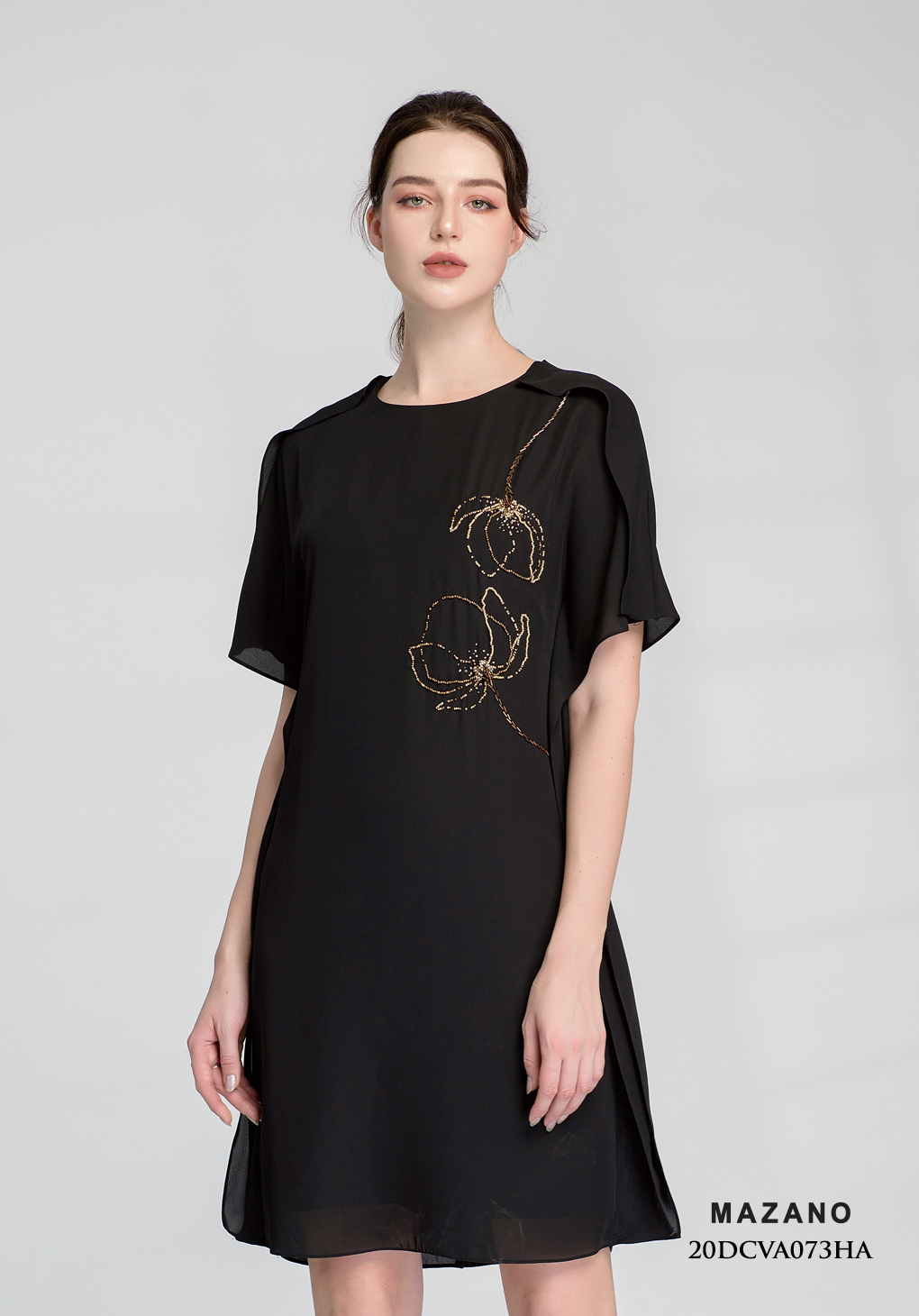 Đầm suông đen tay bèo đính cườm