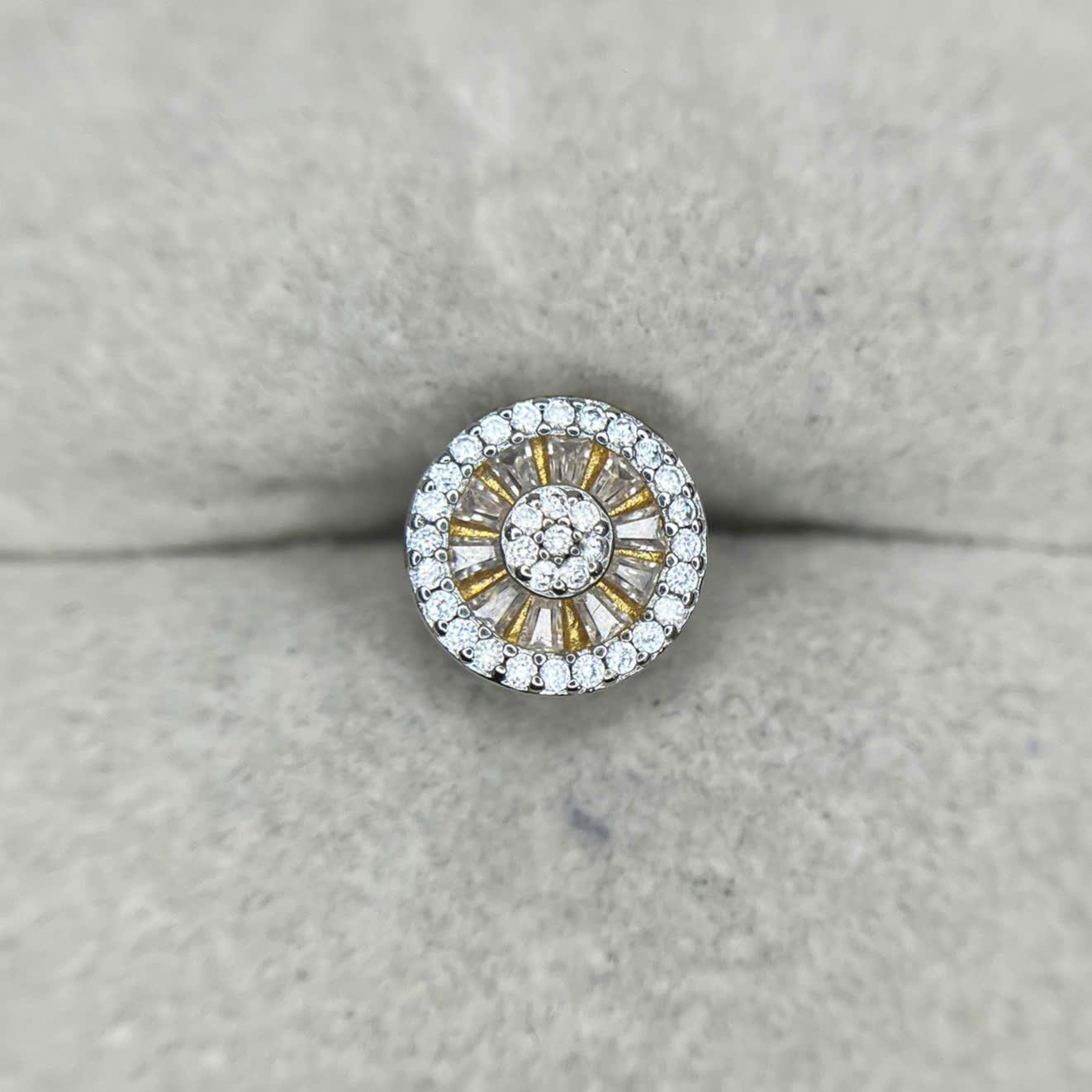 Khuyên kiểu đá vàng.