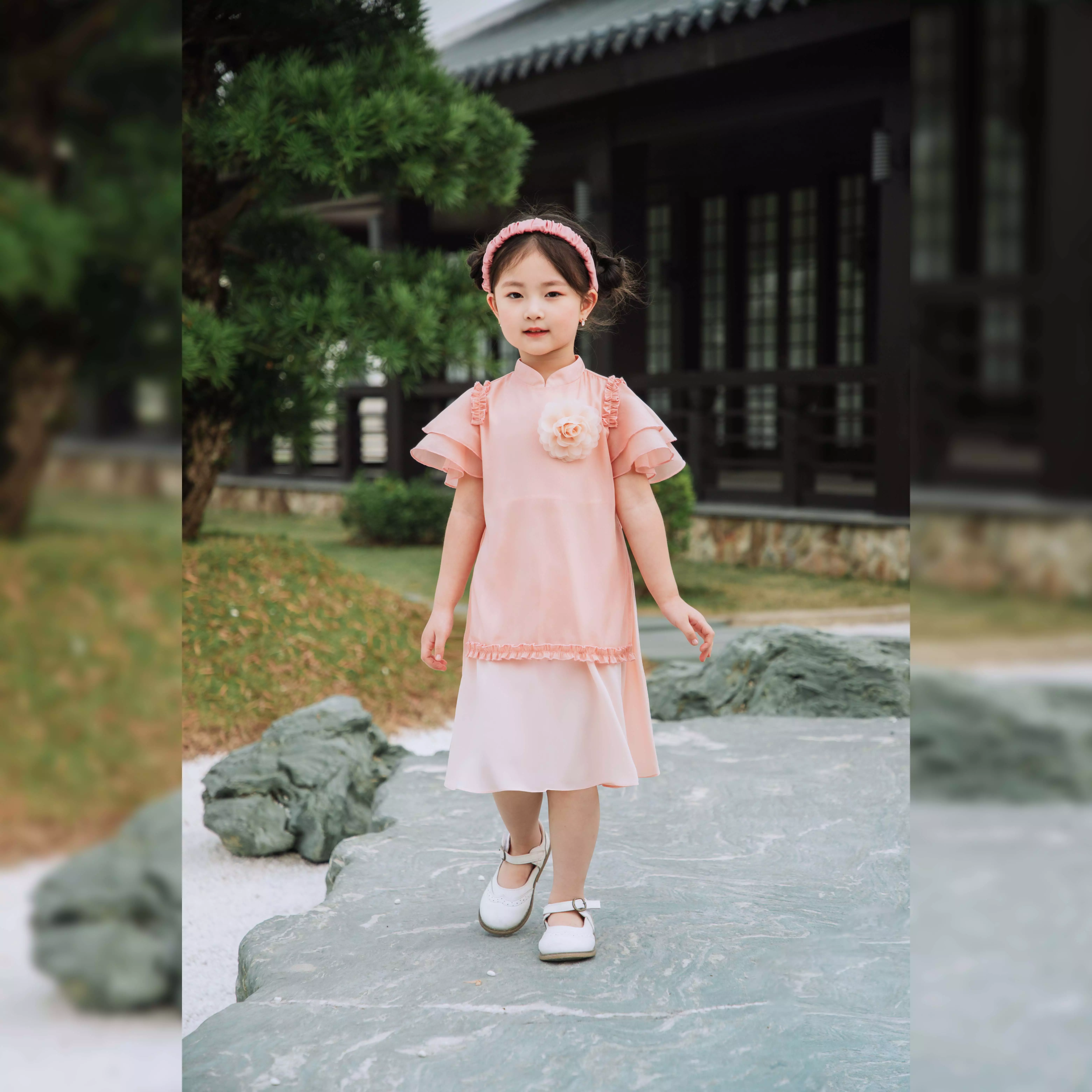 Áo dài vai bèo cài hoa ngực_thumbnail_0