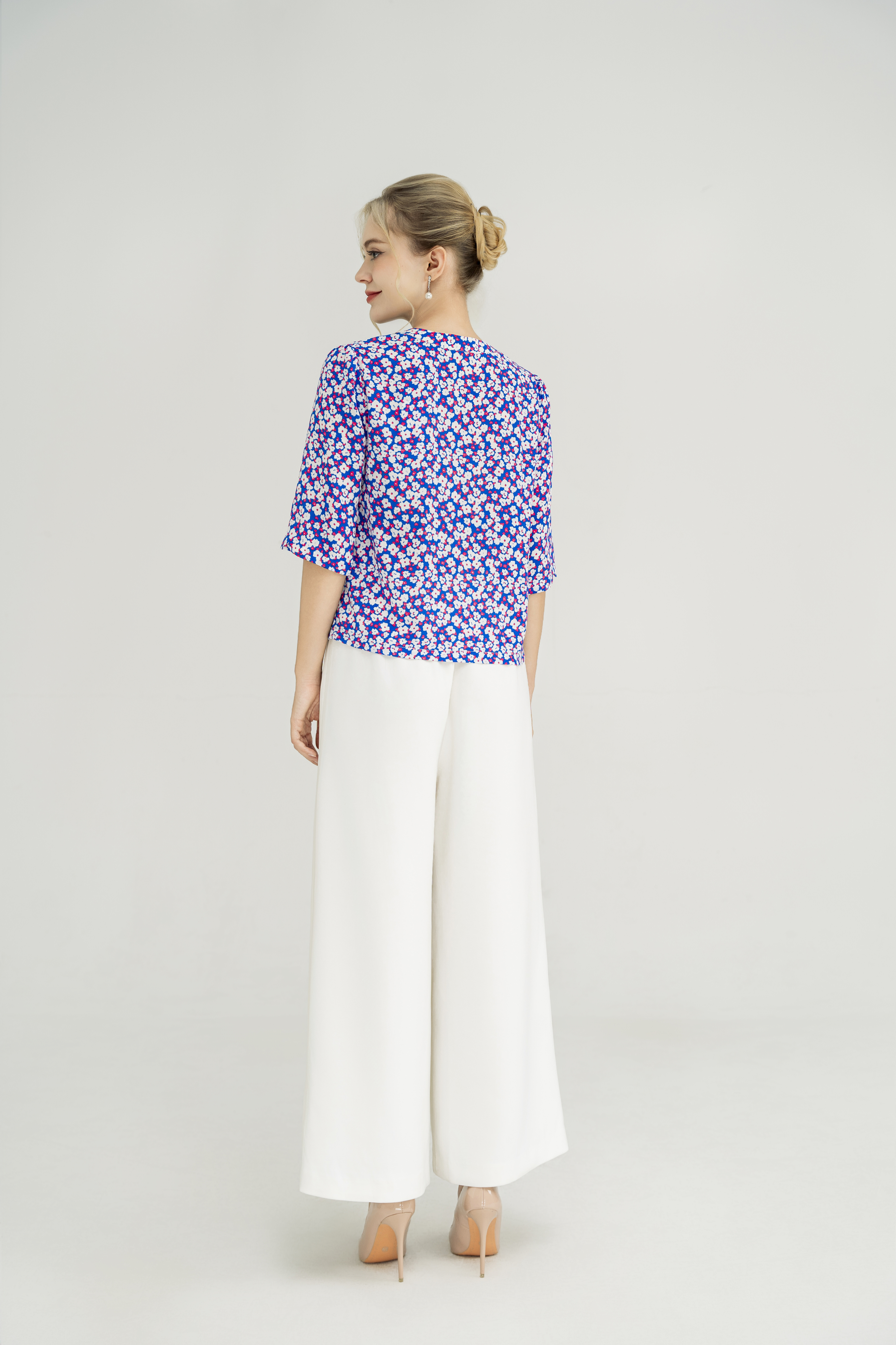 Áo top suông cài khuy Cổ tàu Tay lỡ  Dài dưới eo họa tiết hoa trắng  nền xanh_thumbnail_3