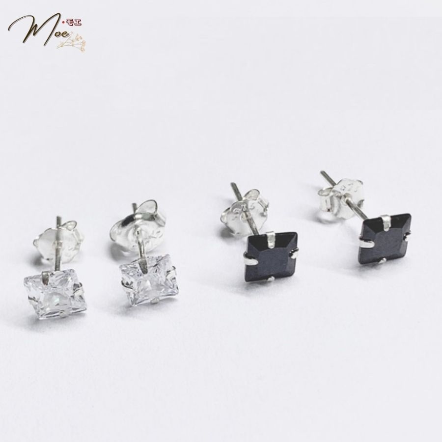 K83 - Khuyên tai nụ đá vuông đen hoặc trắng