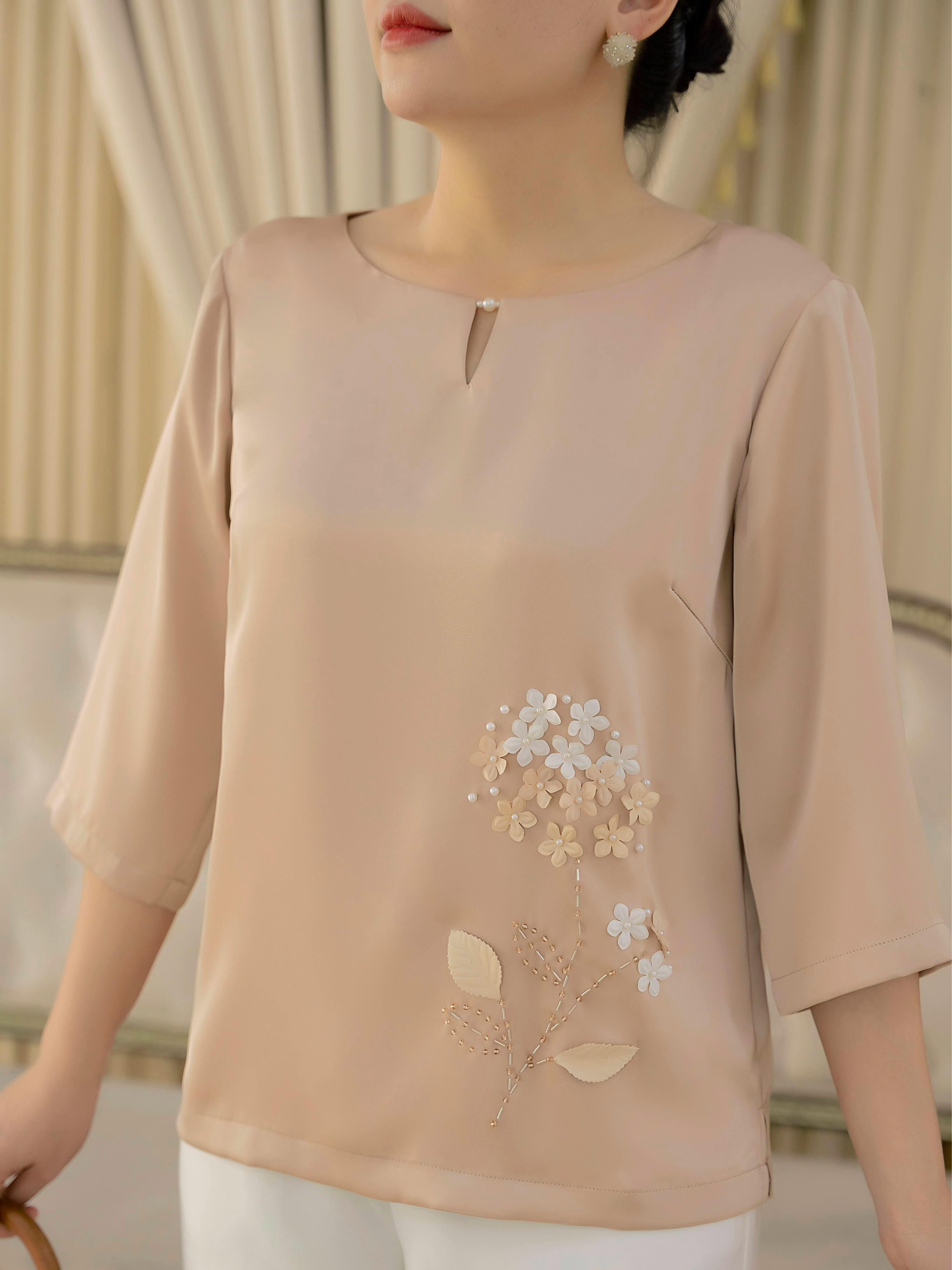 GUMOM - Áo Kiểu Trung Niên U50 U60 Cao Cấp Cổ Tròn Tay Lỡ Thêu Hoa Đính Nút Sang Trọng Cho Nữ - Women Nhung Kem Xanh Nho Tua Rua Top Voi_thumbnail_7