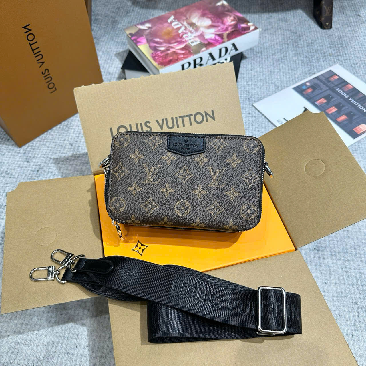 Túi đeo chéo dáng hộp chữ nhật LV Wearable Wallet hoa nâu