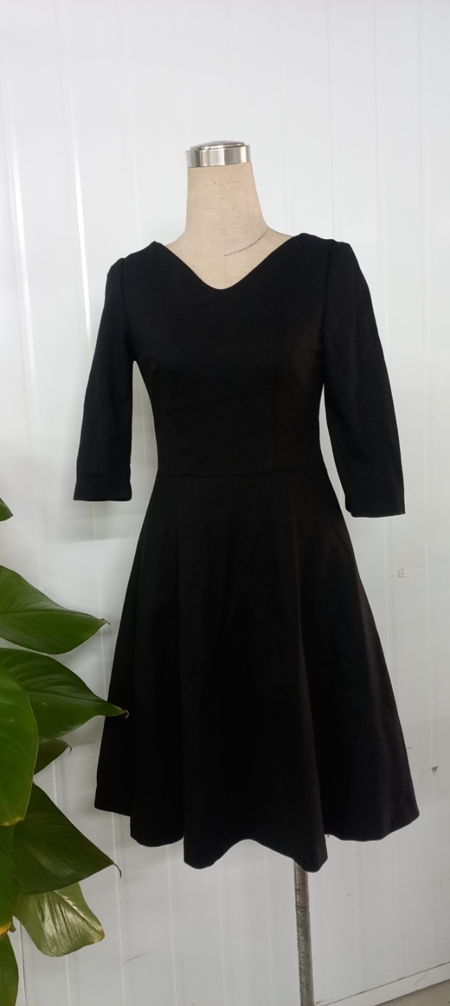 Đầm đen xòe cổ tim tay lỡ