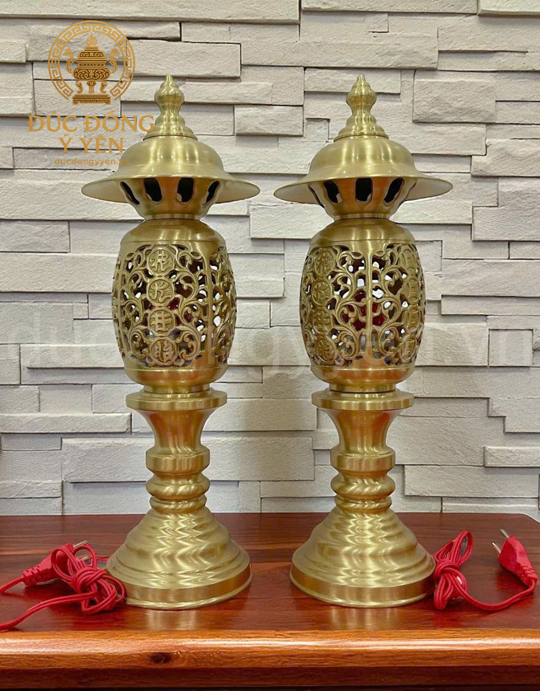 Đôi đèn thờ bày trên ban thờ đúc đồng vàng mộc _thumbnail_1
