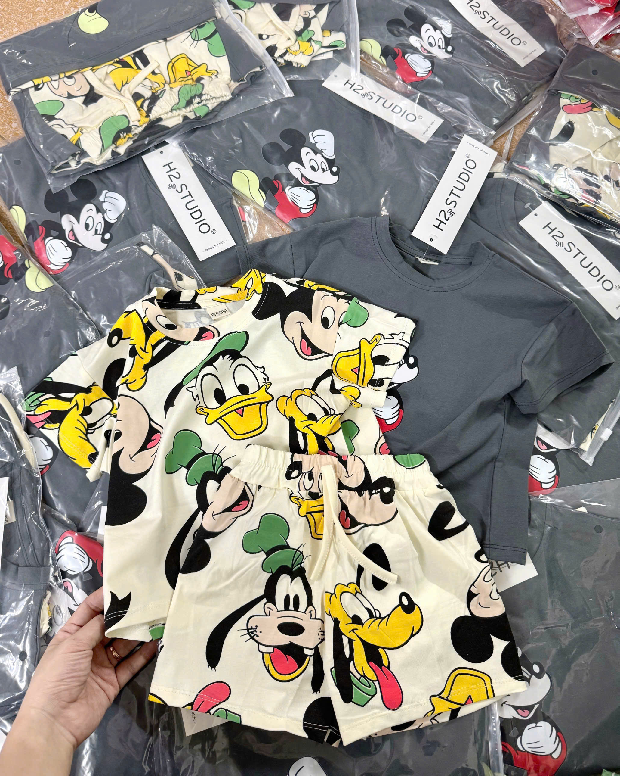 V69 SET 2 ÁO 1 QUẦN MICKEY TẬP THỂ DỤC H2- A100.130