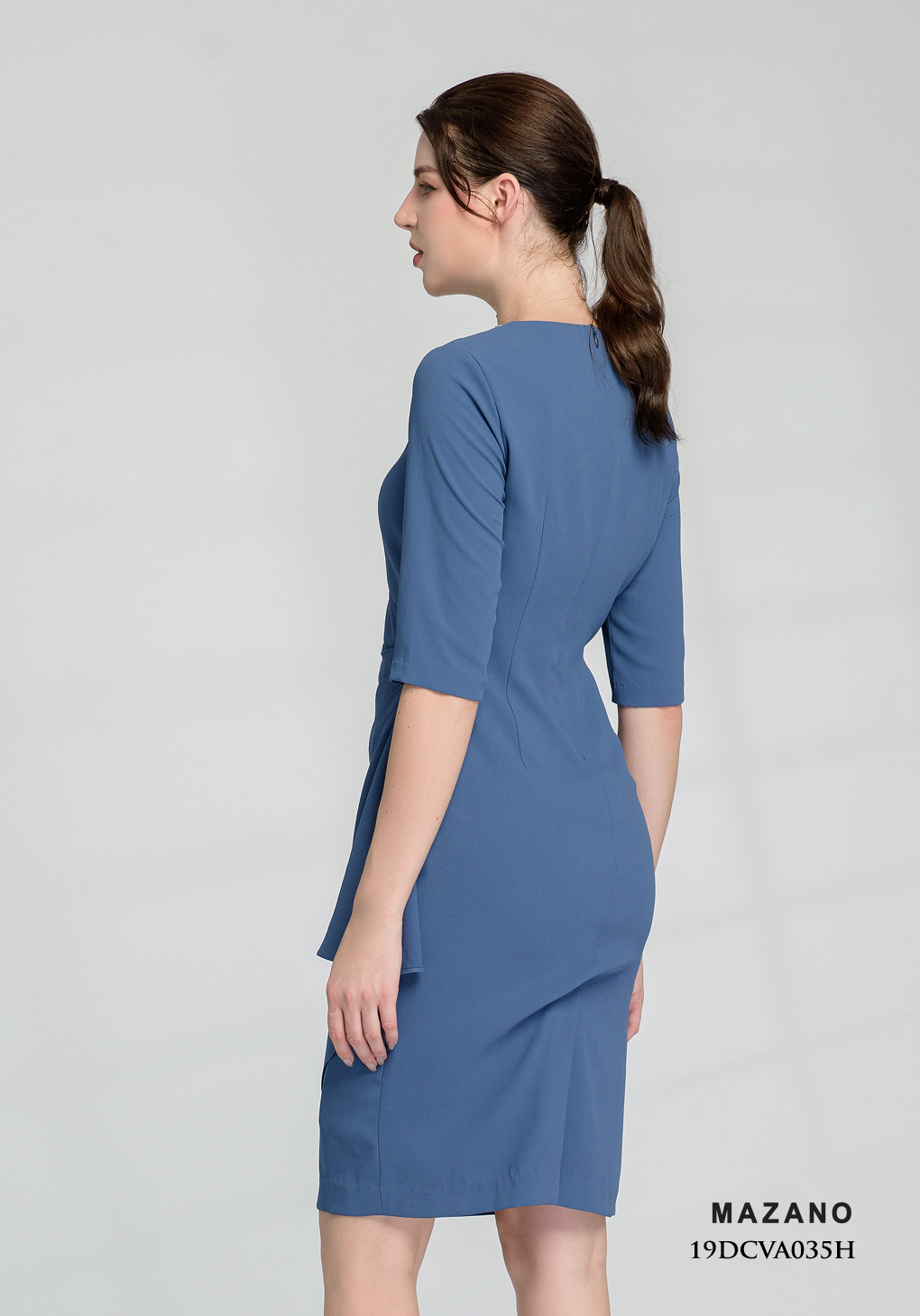 Đầm xanh ôm xếp ly eo, bèo rủ đính hạt trên cổ_thumbnail_3