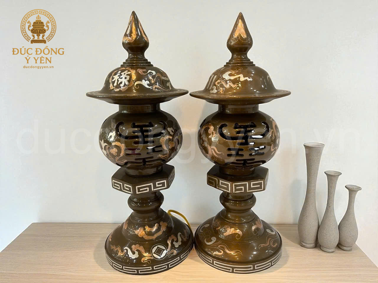 Đèn thờ đúc đồng đỏ khảm tam khí dát điểm vàng _thumbnail_2