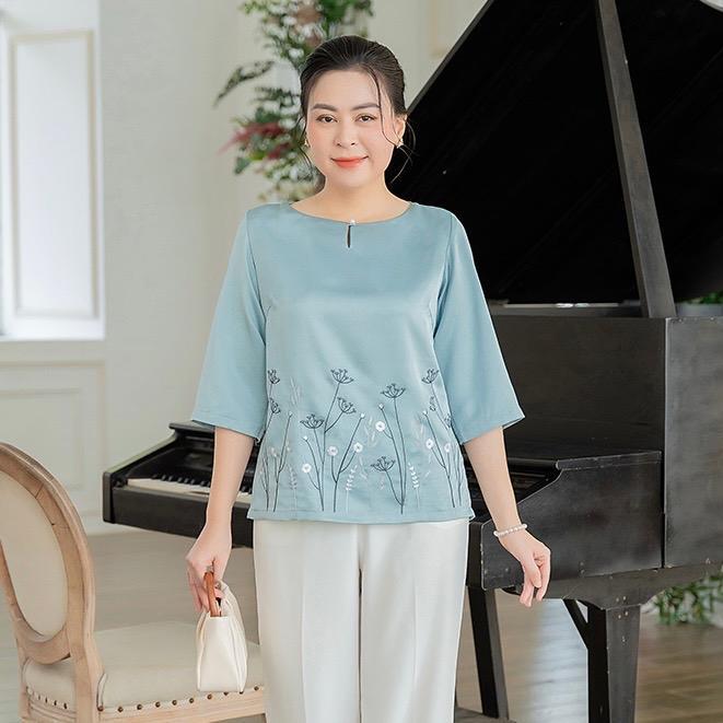 GUMOM - Áo Kiểu Trung Niên U50 U60 Cao Cấp Cổ Tròn Tay Lỡ Thêu Hoa Đính Nút Sang Trọng Cho Nữ - Women Nhung Kem Xanh Nho Tua Rua Top Voi_thumbnail_1