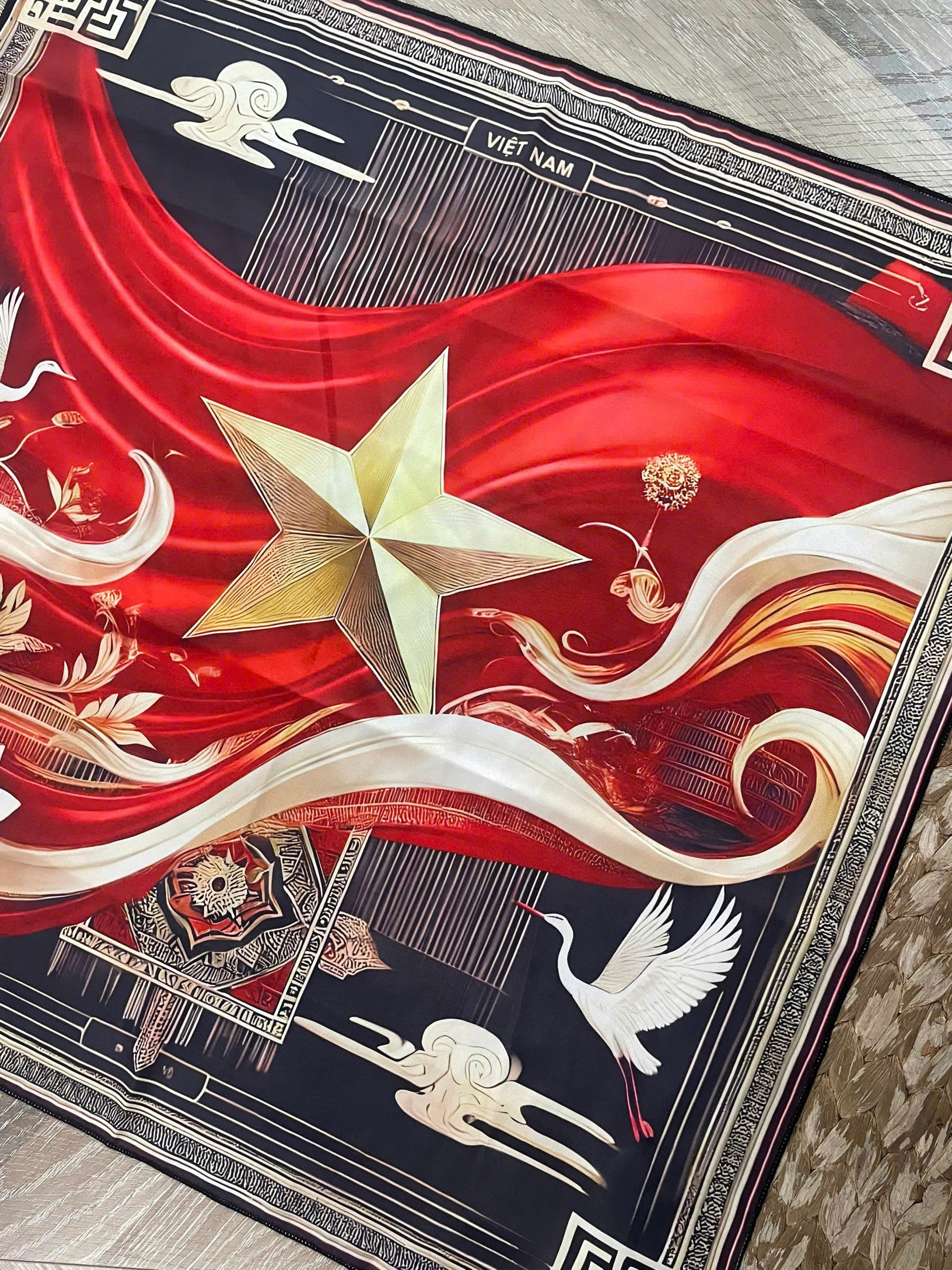 Bản Đặc Biệt – Khăn Lụa Họa Tiết Tự Hào Việt Nam