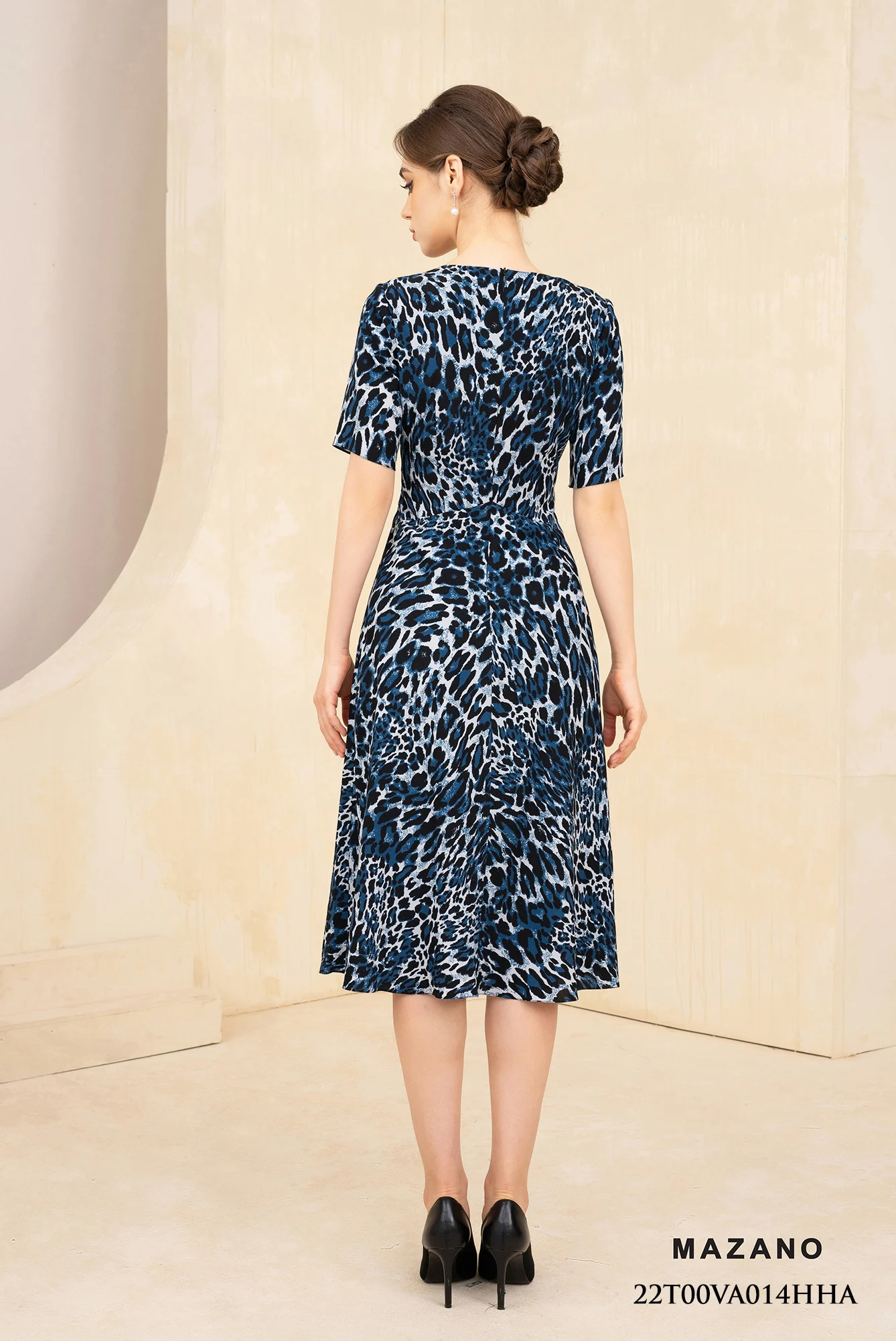 Đầm họa tiết da báo nhún eo chân rủ