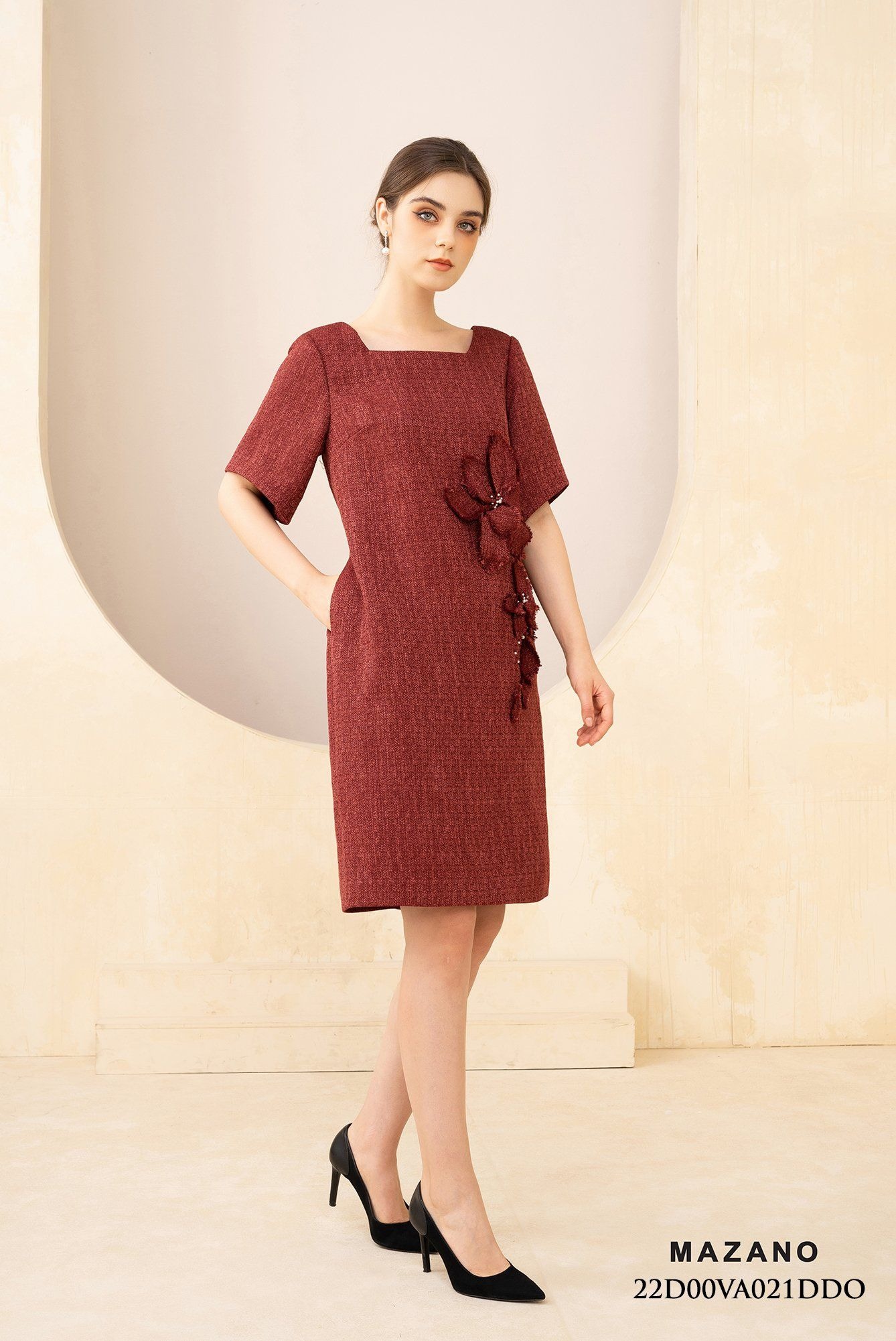 Đầm suông cổ thang đắp hoa trang trí_thumbnail_2