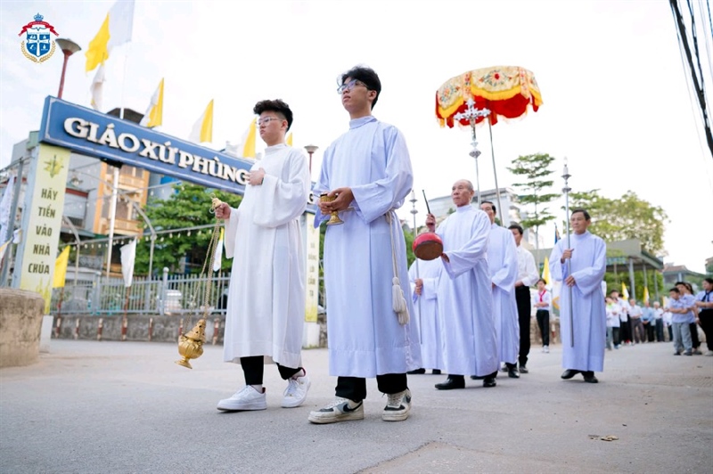 Áo giúp lễ trắng có cổ + đai (vải cát)_thumbnail_1