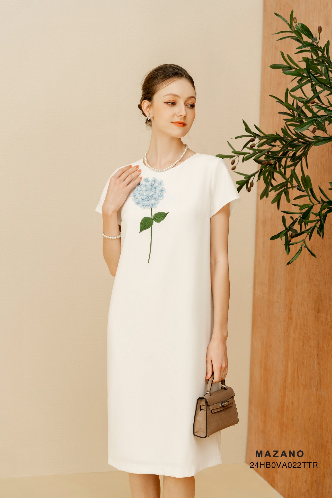 Đầm trắng suông thêu họa tiết cẩm tú cầu_thumbnail_3